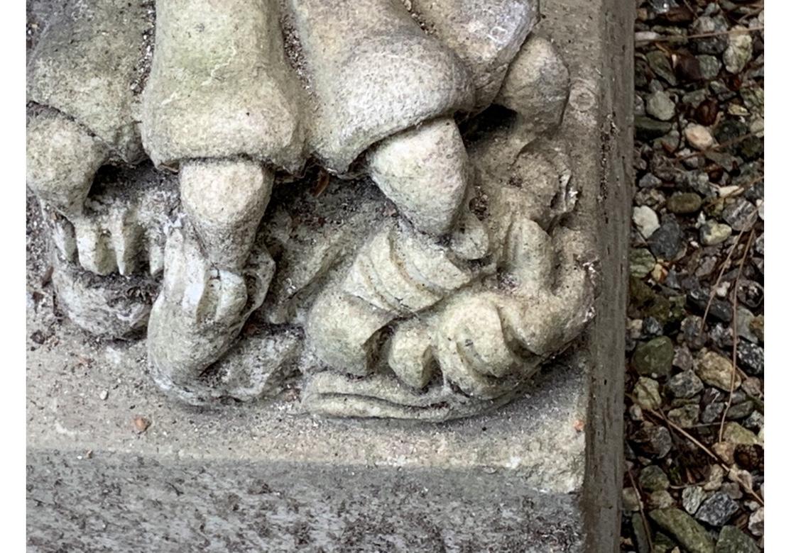 Ein Paar geschnitzte Garten-Feuerlöwen-Figuren aus Marmor im Zustand „Gut“ im Angebot in Bridgeport, CT