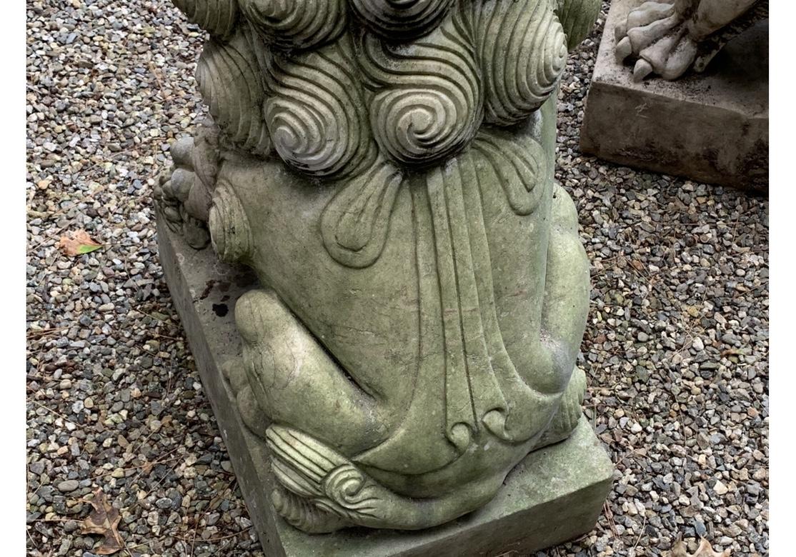 Ein Paar geschnitzte Garten-Feuerlöwen-Figuren aus Marmor (20. Jahrhundert) im Angebot