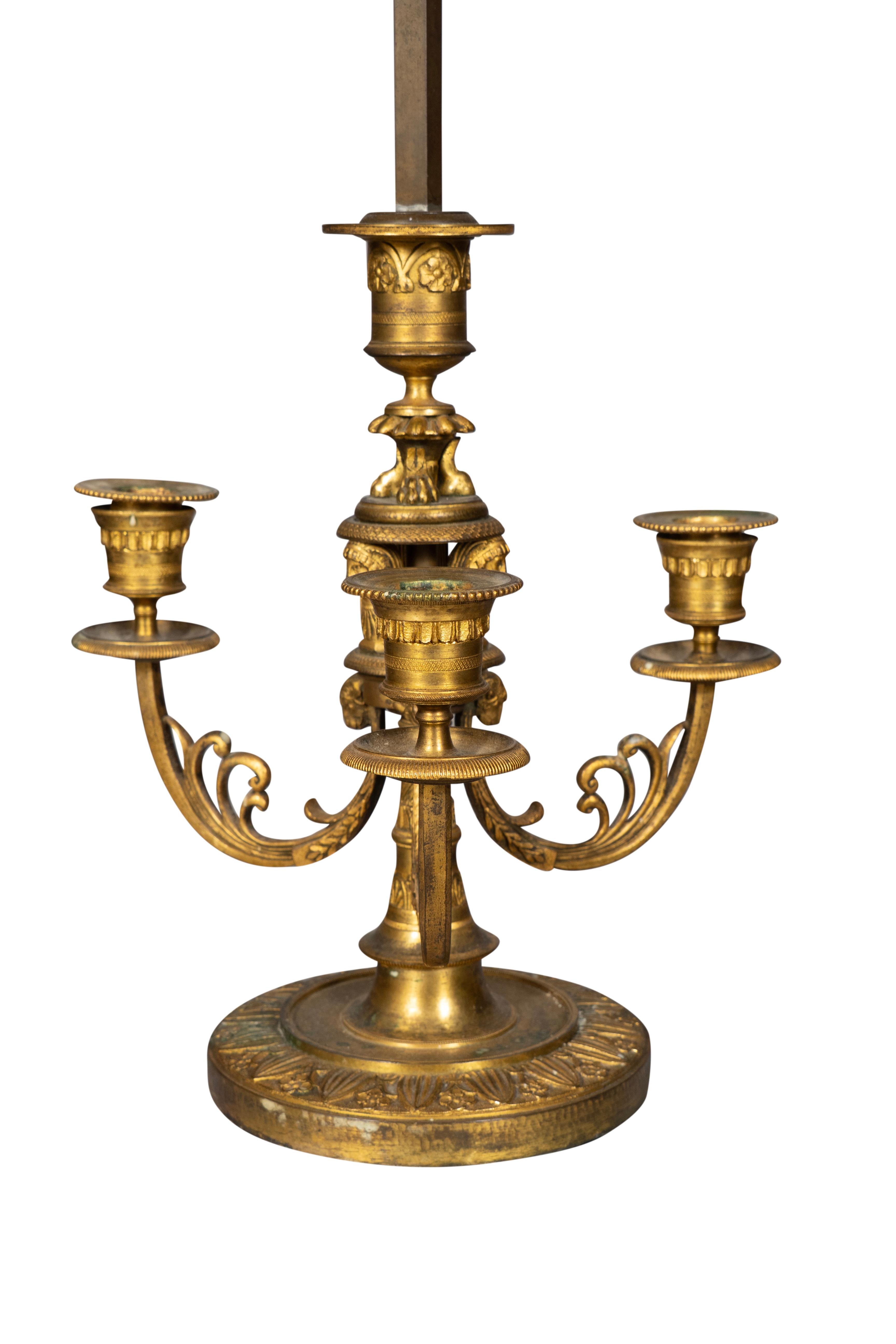 Fine paire de lampes Bouillotte en bronze doré de Charles X en vente 4
