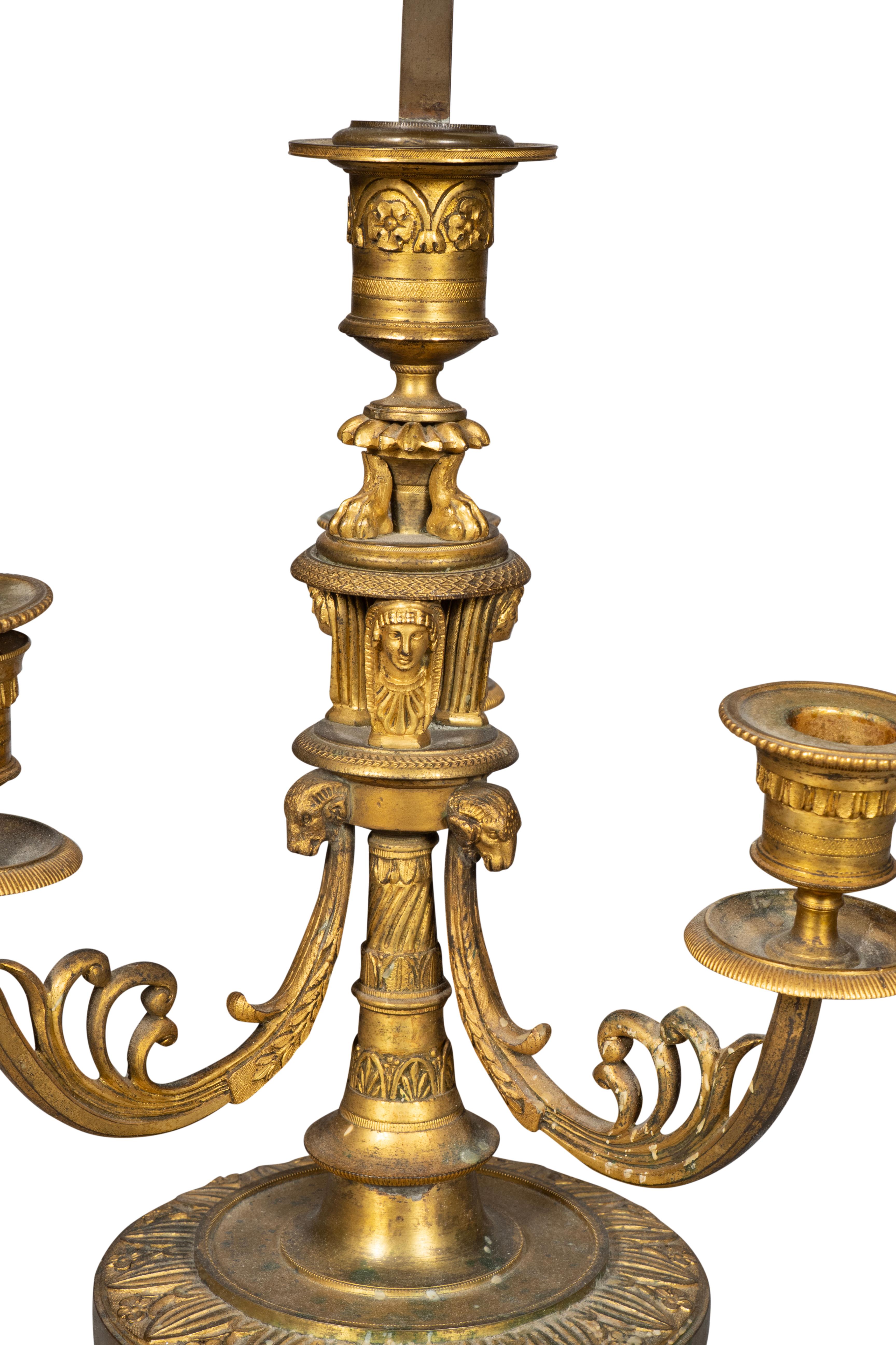 Fine paire de lampes Bouillotte en bronze doré de Charles X en vente 8