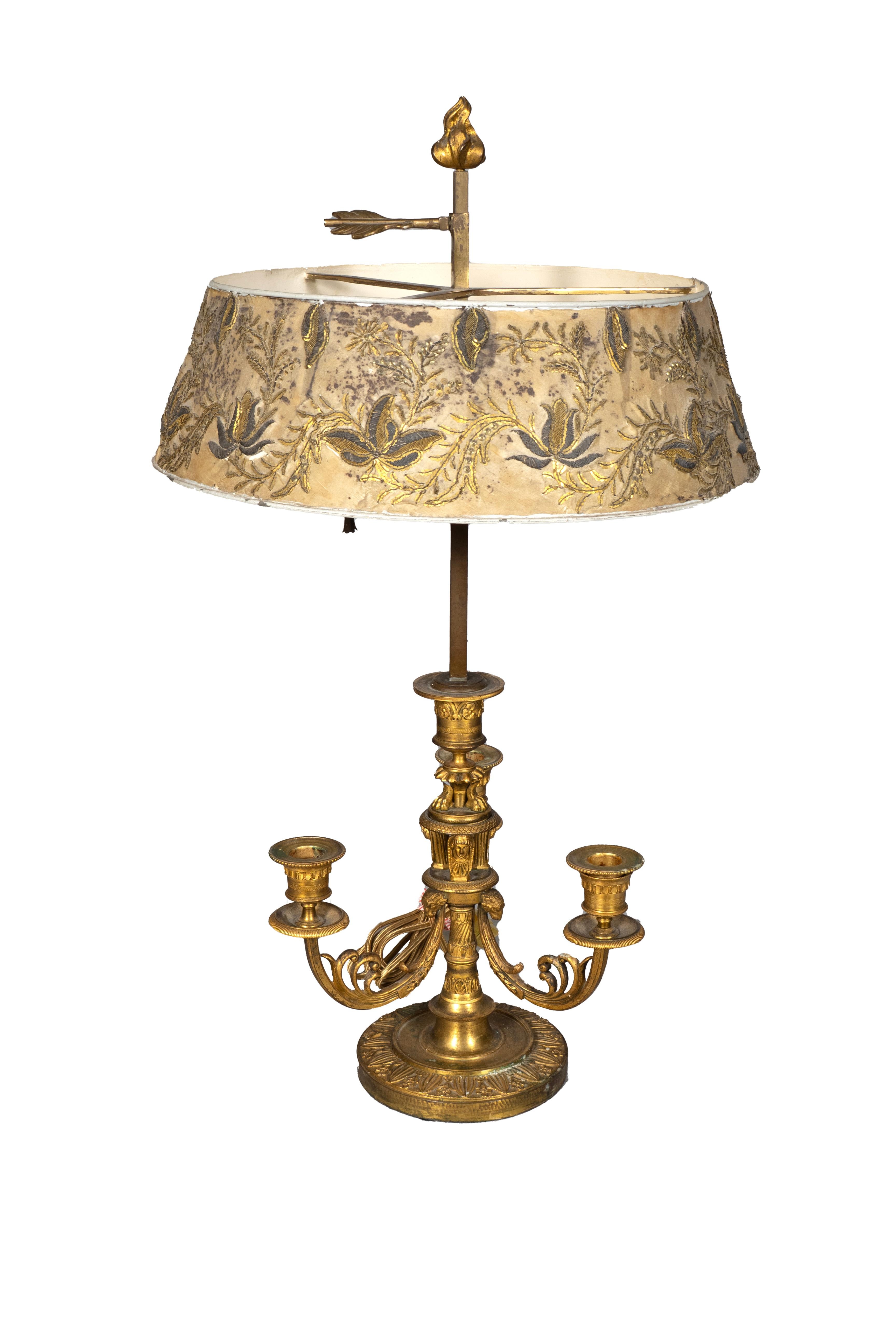 Lampes inhabituelles avec des abat-jour en soie brodée et recouverts de filigrane d'or et d'argent. Abat-jour réglable. Trois bras de bougie et un bras central ne sont pas équipés d'une barre pour soutenir l'abat-jour. Finement moulée en bronze doré