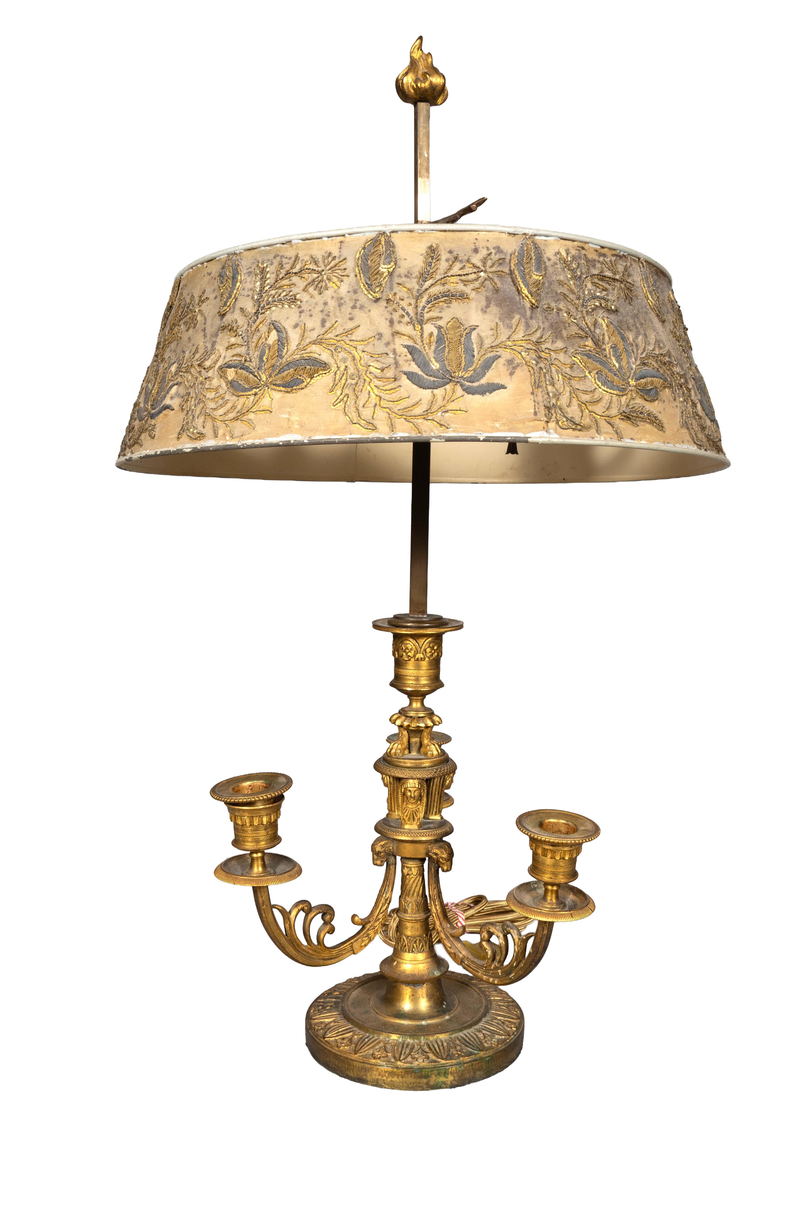 Français Fine paire de lampes Bouillotte en bronze doré de Charles X en vente
