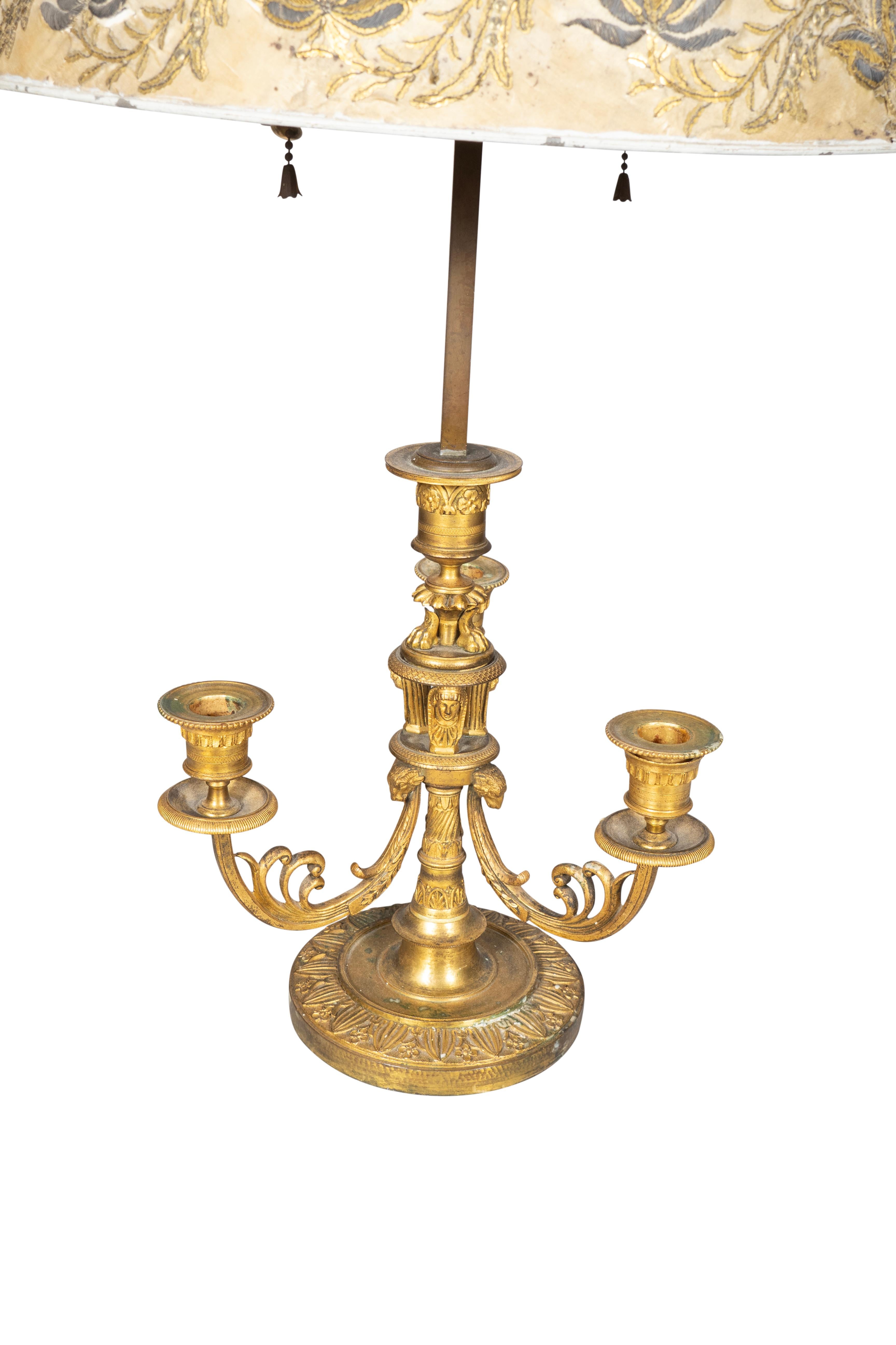Soie Fine paire de lampes Bouillotte en bronze doré de Charles X en vente