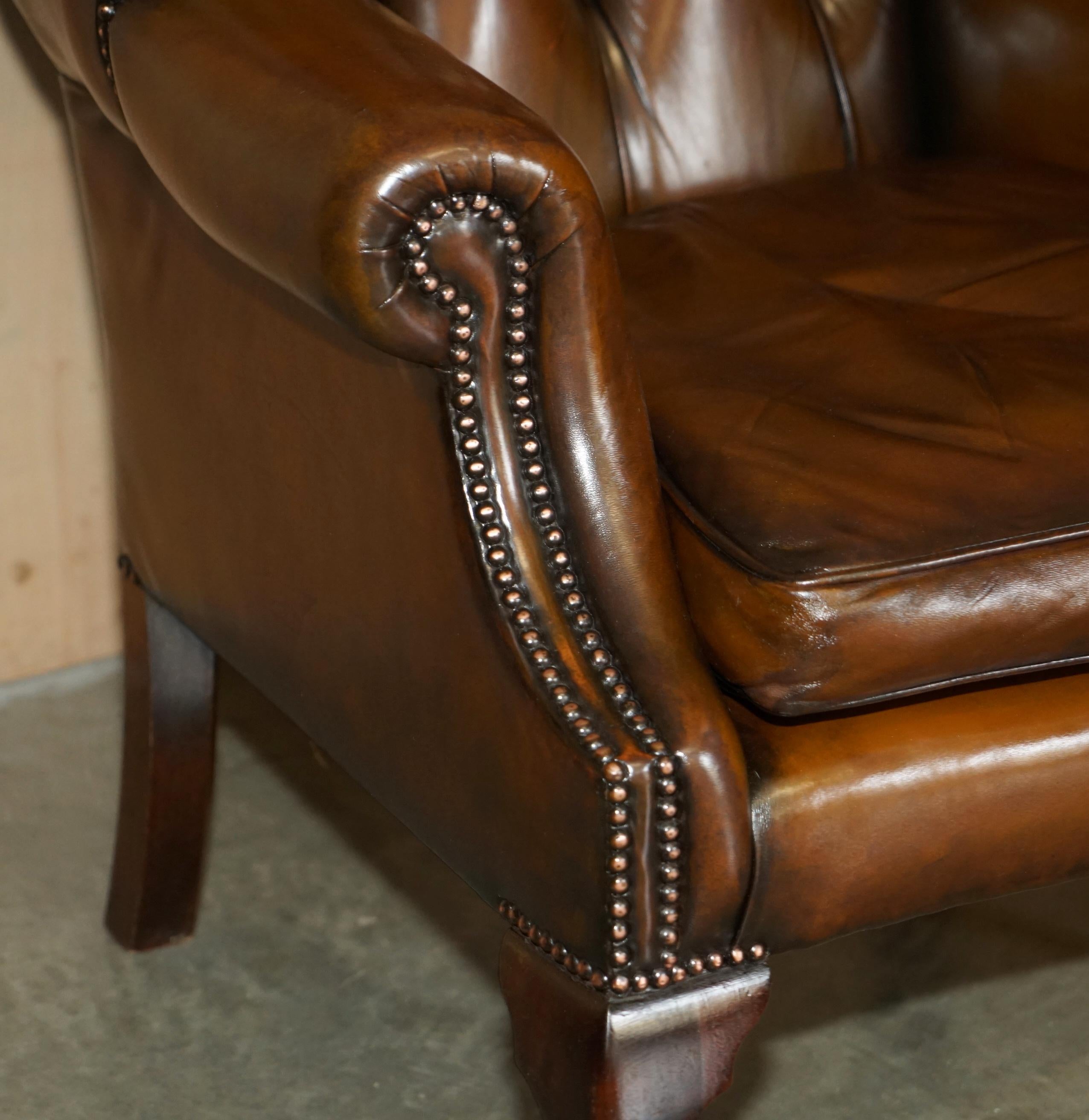 FINE PAIR OF CHESTERFIELD CHESTNUT BROWN LEATHER WINGBACK ARMCHAIRS & FOOTSTOOLs For Sale 3
