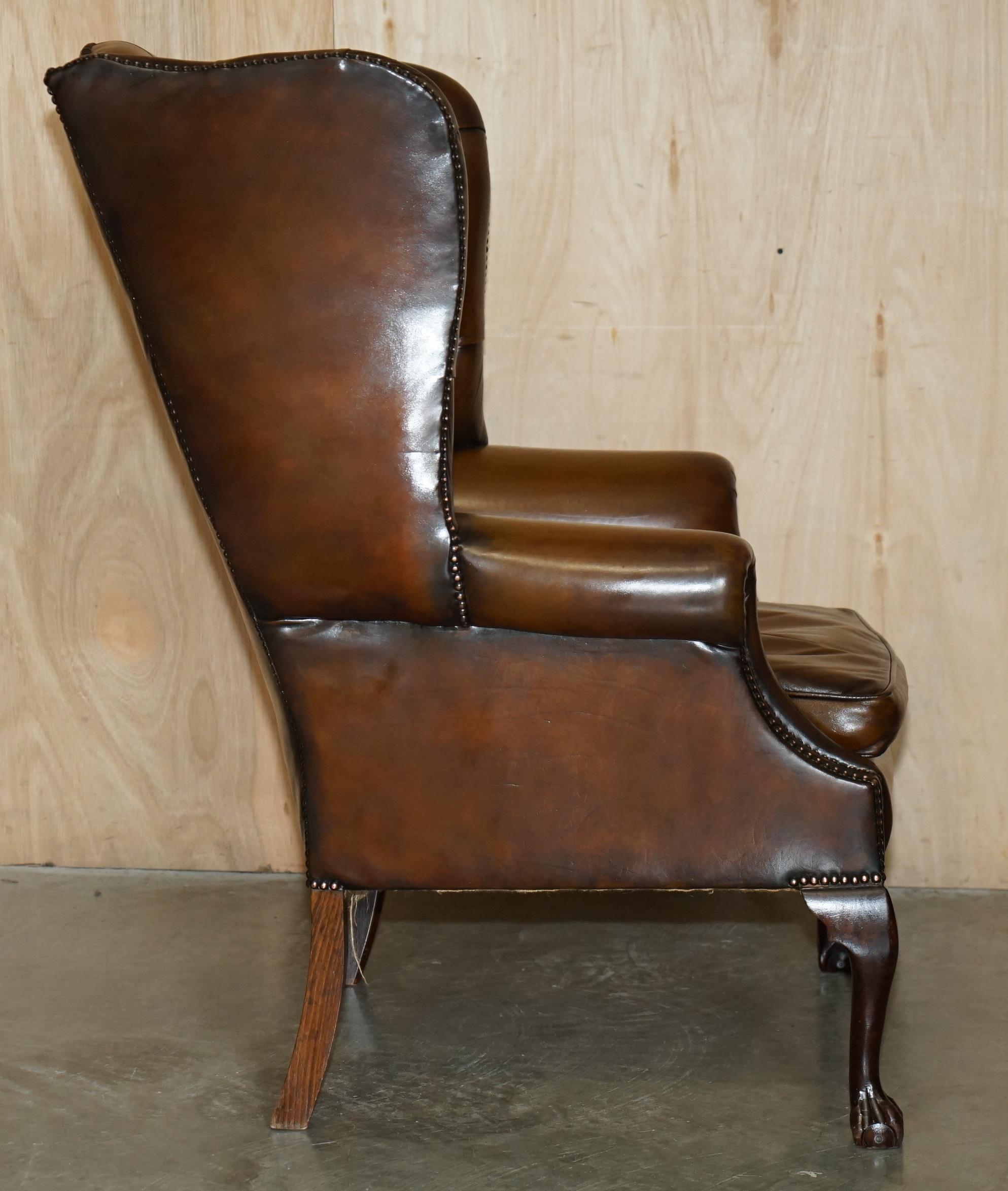 FINE PAIR OF CHESTERFIELD CHESTNUT BROWN LEATHER WINGBACK ARMCHAIRS & FOOTSTOOLs For Sale 4