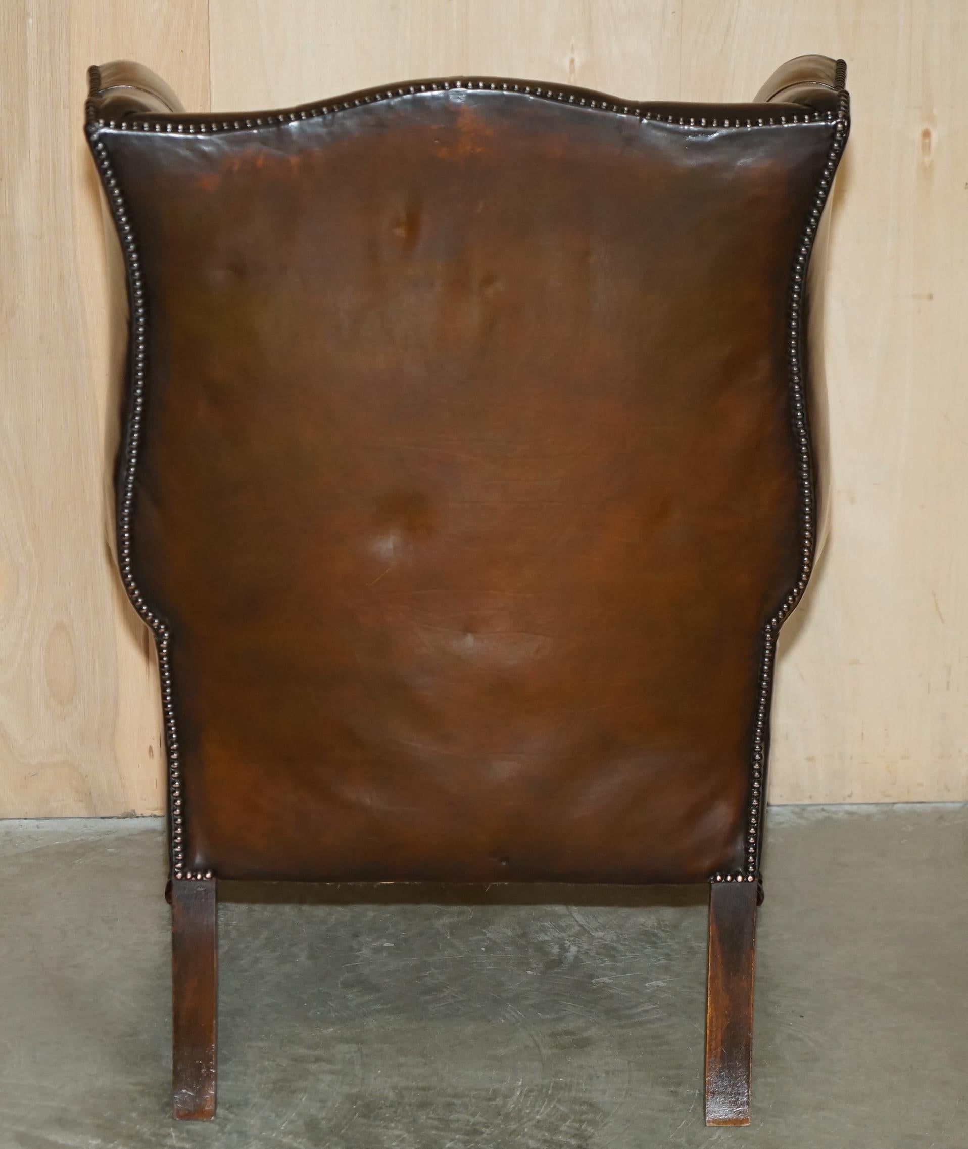 FINE PAIR OF CHESTERFIELD CHESTNUT BROWN LEATHER WINGBACK ARMCHAIRS & FOOTSTOOLs For Sale 5