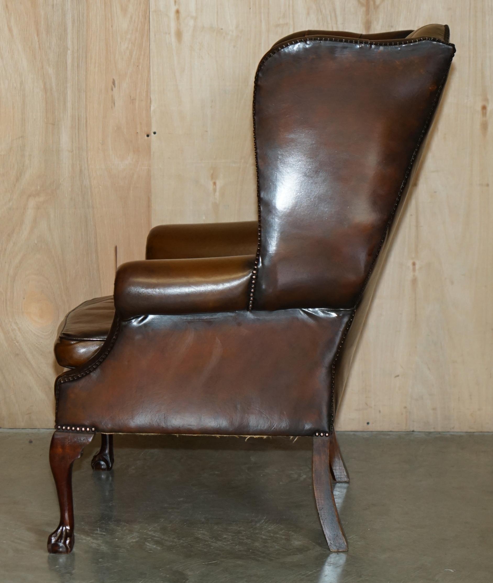 FINE PAIR OF CHESTERFIELD CHESTNUT BROWN LEATHER WINGBACK ARMCHAIRS & FOOTSTOOLs For Sale 6