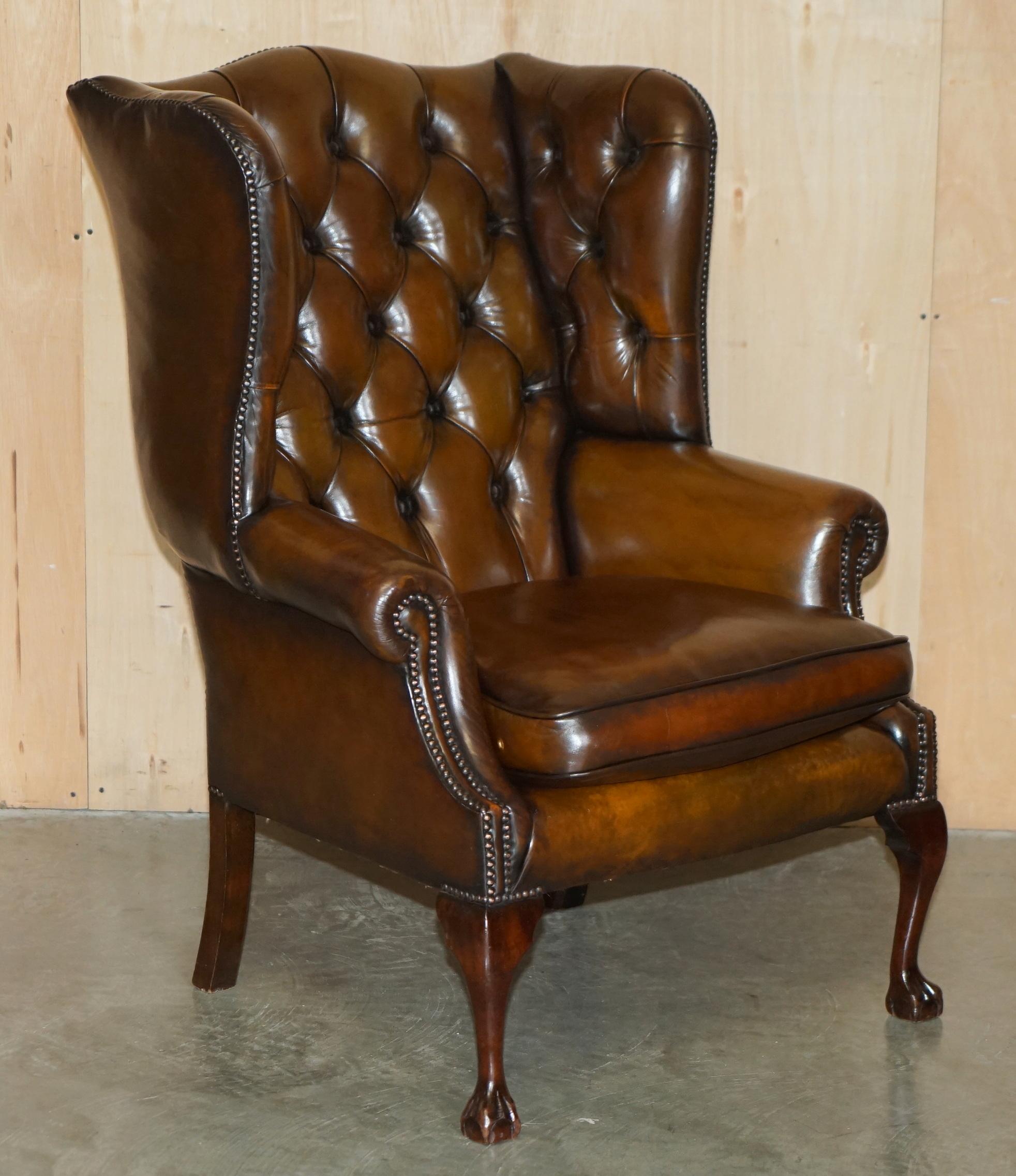 FINE PAIR OF CHESTERFIELD CHESTNUT BROWN LEATHER WINGBACK ARMCHAIRS & FOOTSTOOLs For Sale 7