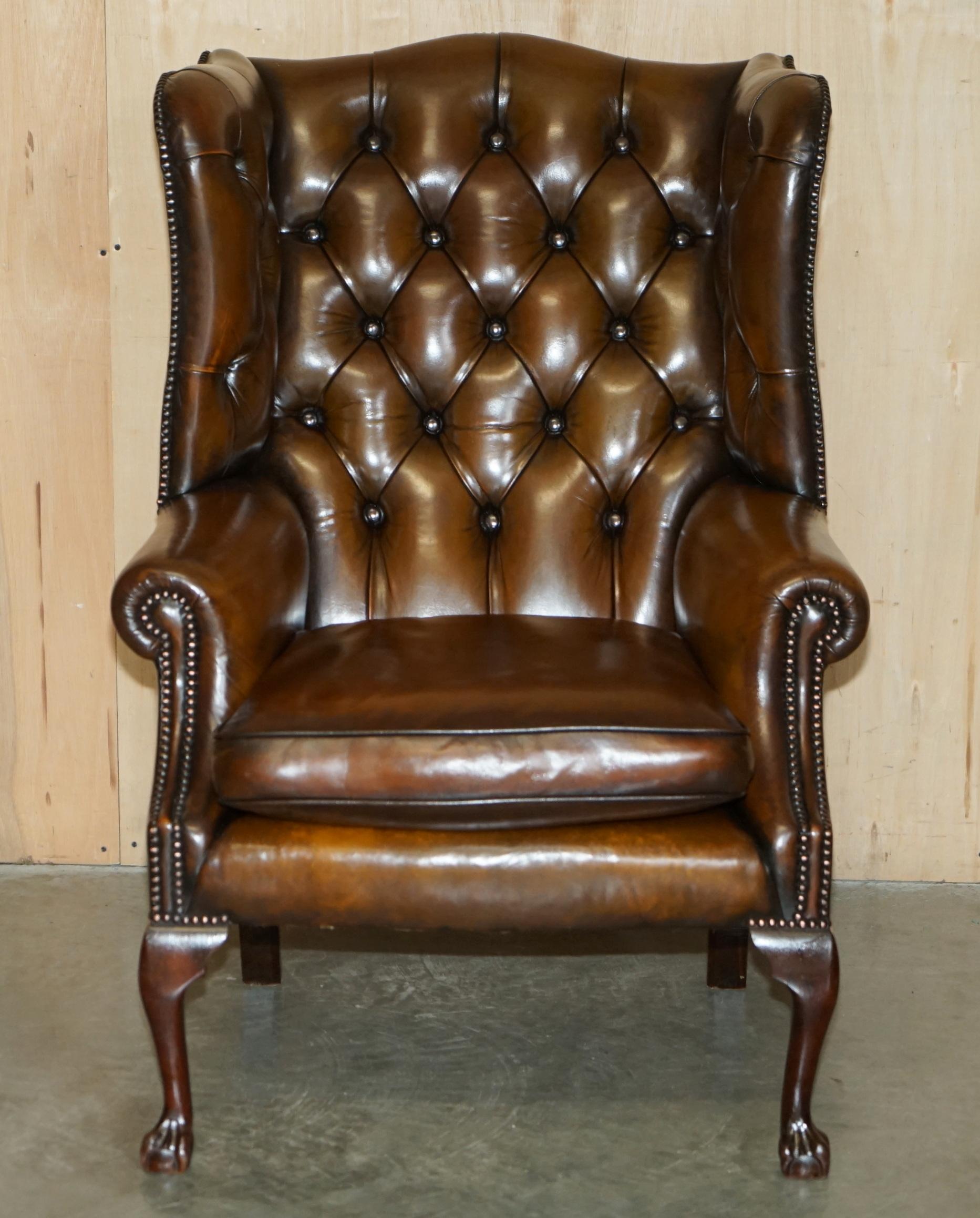 FINE PAIR OF CHESTERFIELD CHESTNUT BROWN LEATHER WINGBACK ARMCHAIRS & FOOTSTOOLs For Sale 8