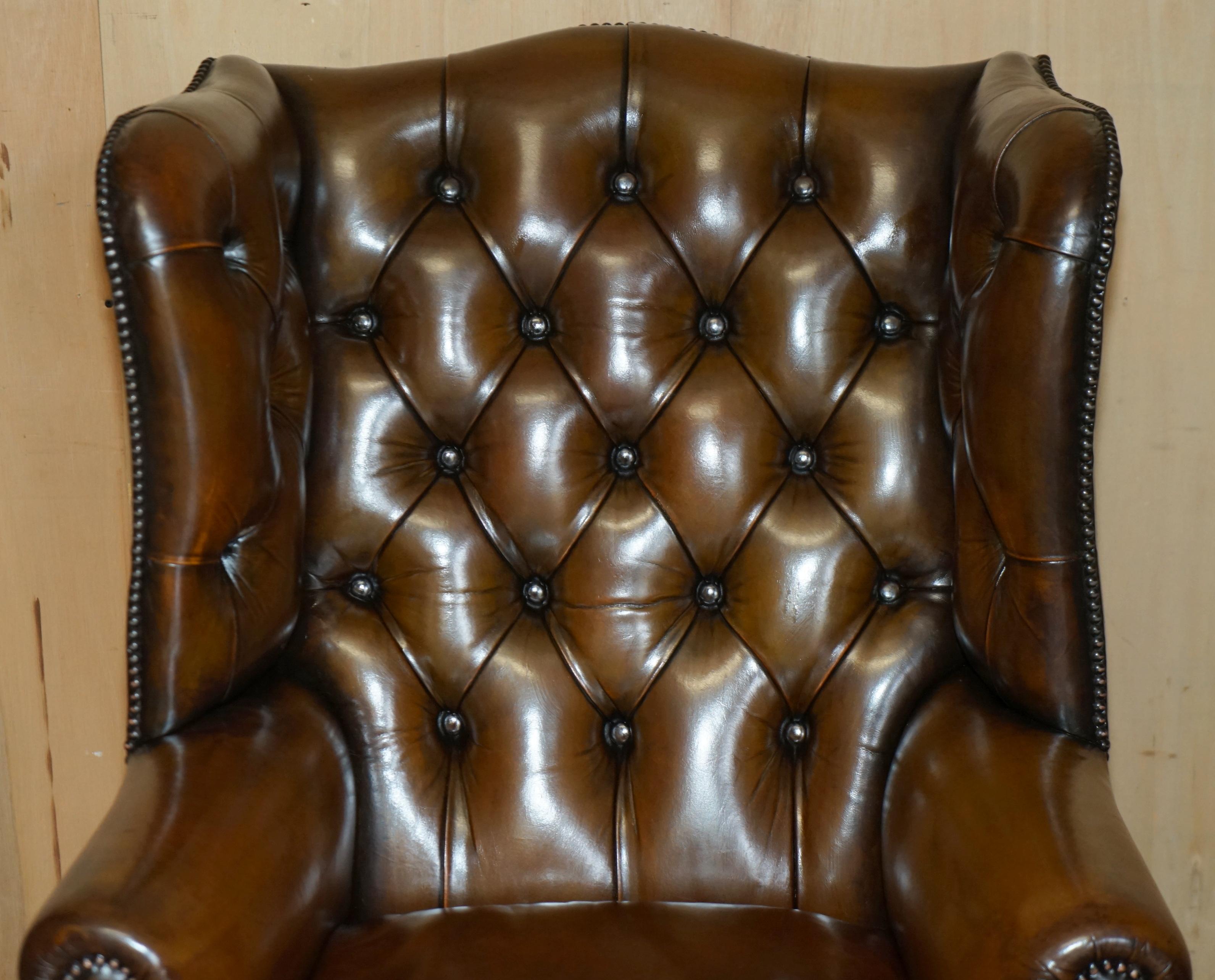 FINE PAIR OF CHESTERFIELD CHESTNUT BROWN LEATHER WINGBACK ARMCHAIRS & FOOTSTOOLs For Sale 9