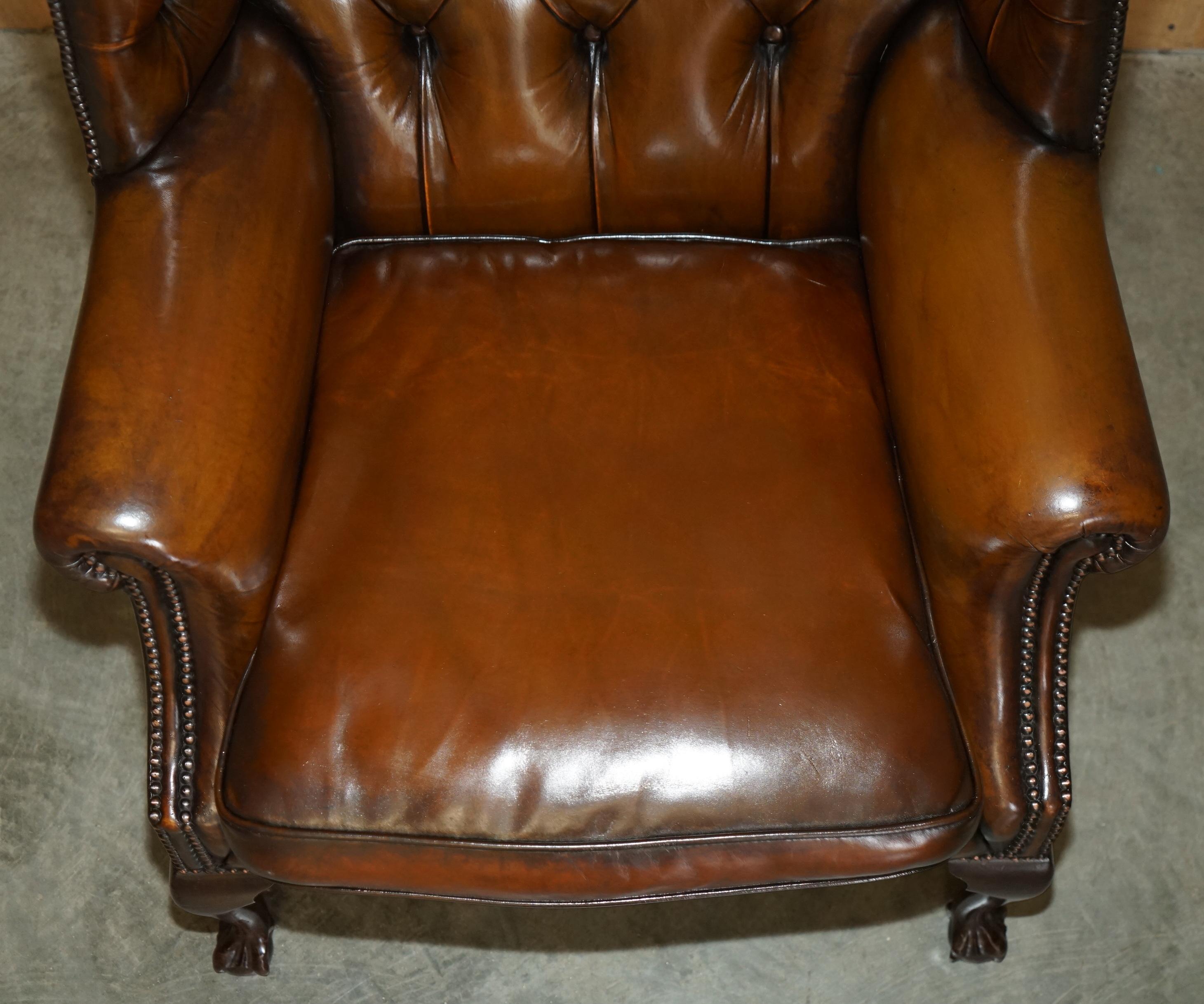 FINE PAIR OF CHESTERFIELD CHESTNUT BROWN LEATHER WINGBACK ARMCHAIRS & FOOTSTOOLs For Sale 10