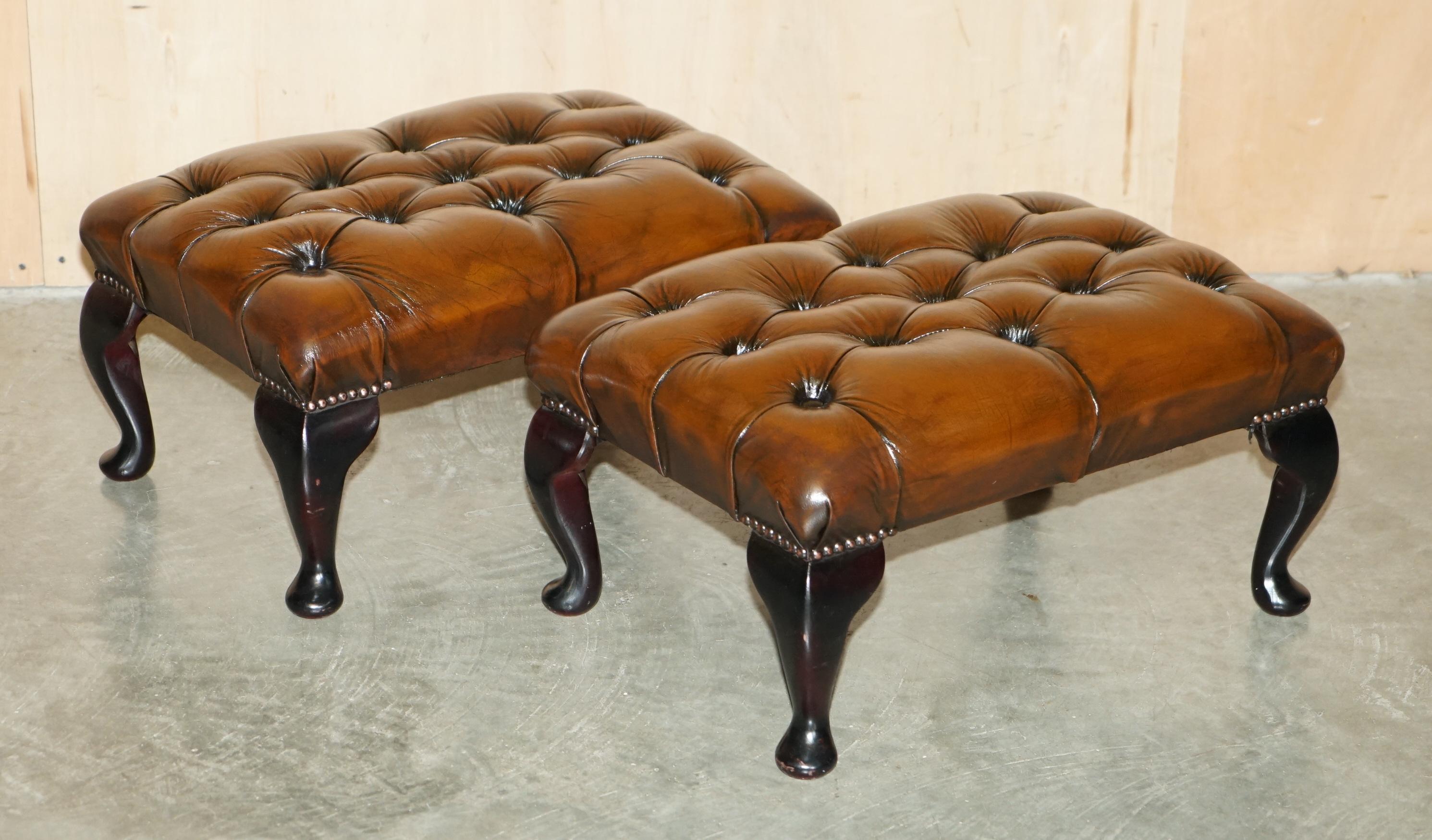 FINE PAIR OF CHESTERFIELD CHESTNUT BROWN LEATHER WINGBACK ARMCHAIRS & FOOTSTOOLs For Sale 11