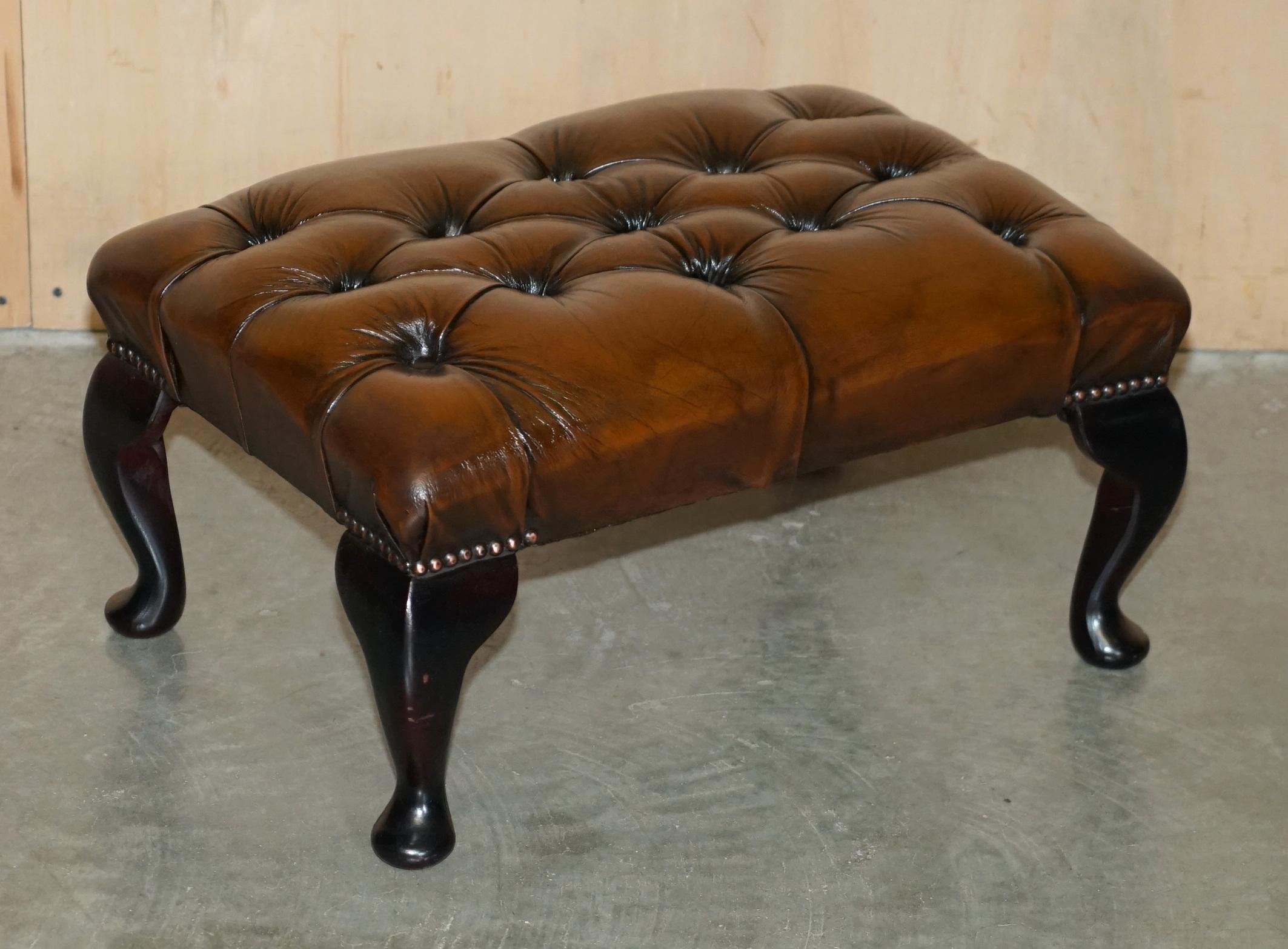 FINE PAIR OF CHESTERFIELD CHESTNUT BROWN LEATHER WINGBACK ARMCHAIRS & FOOTSTOOLs For Sale 12