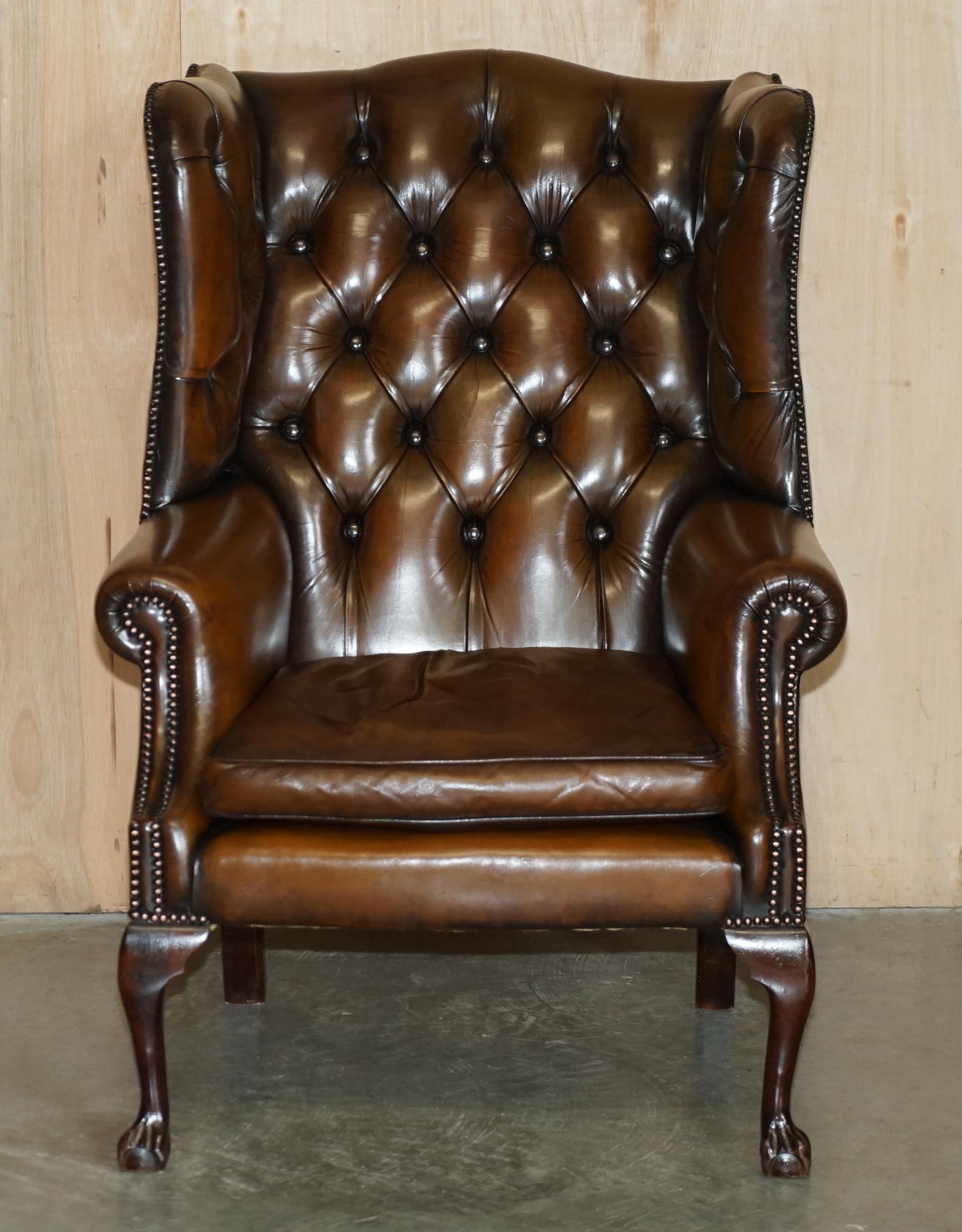 English FINE PAIR OF CHESTERFIELD CHESTNUT BROWN LEATHER WINGBACK ARMCHAIRS & FOOTSTOOLs For Sale
