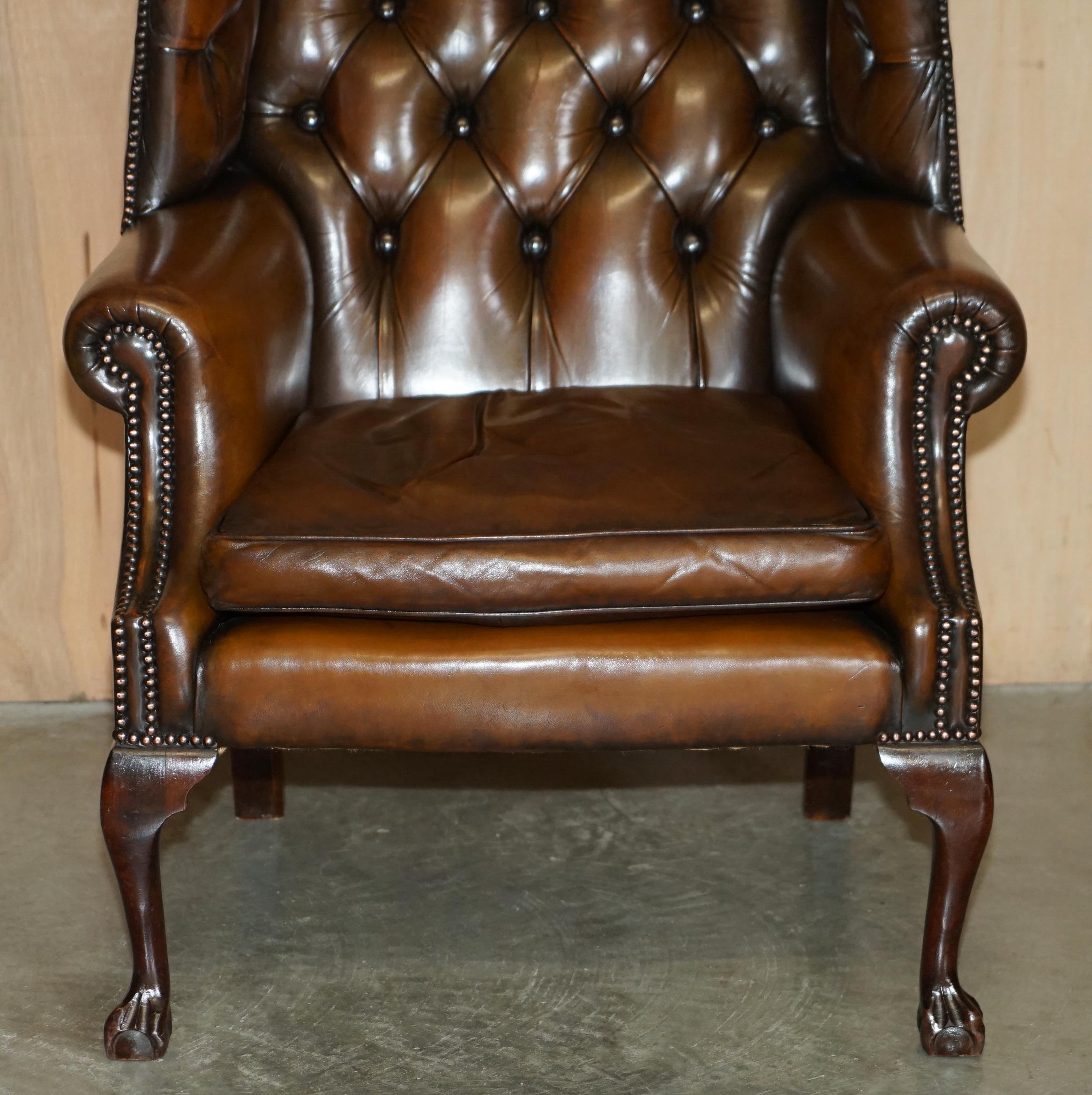 FINE PAIR OF CHESTERFIELD CHESTNUT BROWN LEATHER WINGBACK ARMCHAIRS & FOOTSTOOLs In Good Condition For Sale In West Sussex, Pulborough