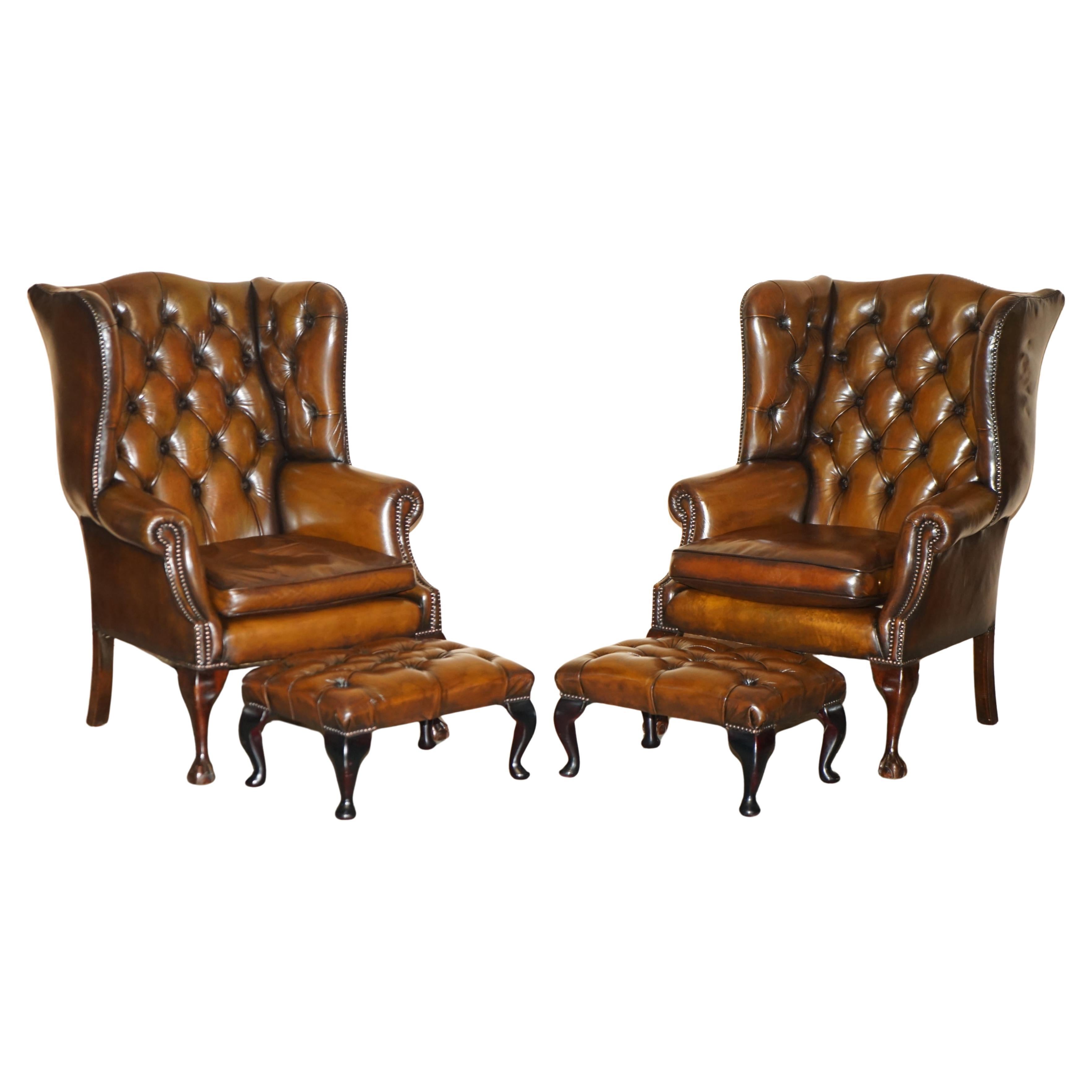 fino par de sillones y reposapiés reclinables de cuero marrón castaño de chesterfield