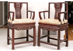 Feines Paar chinesischer geschnitzter Sessel