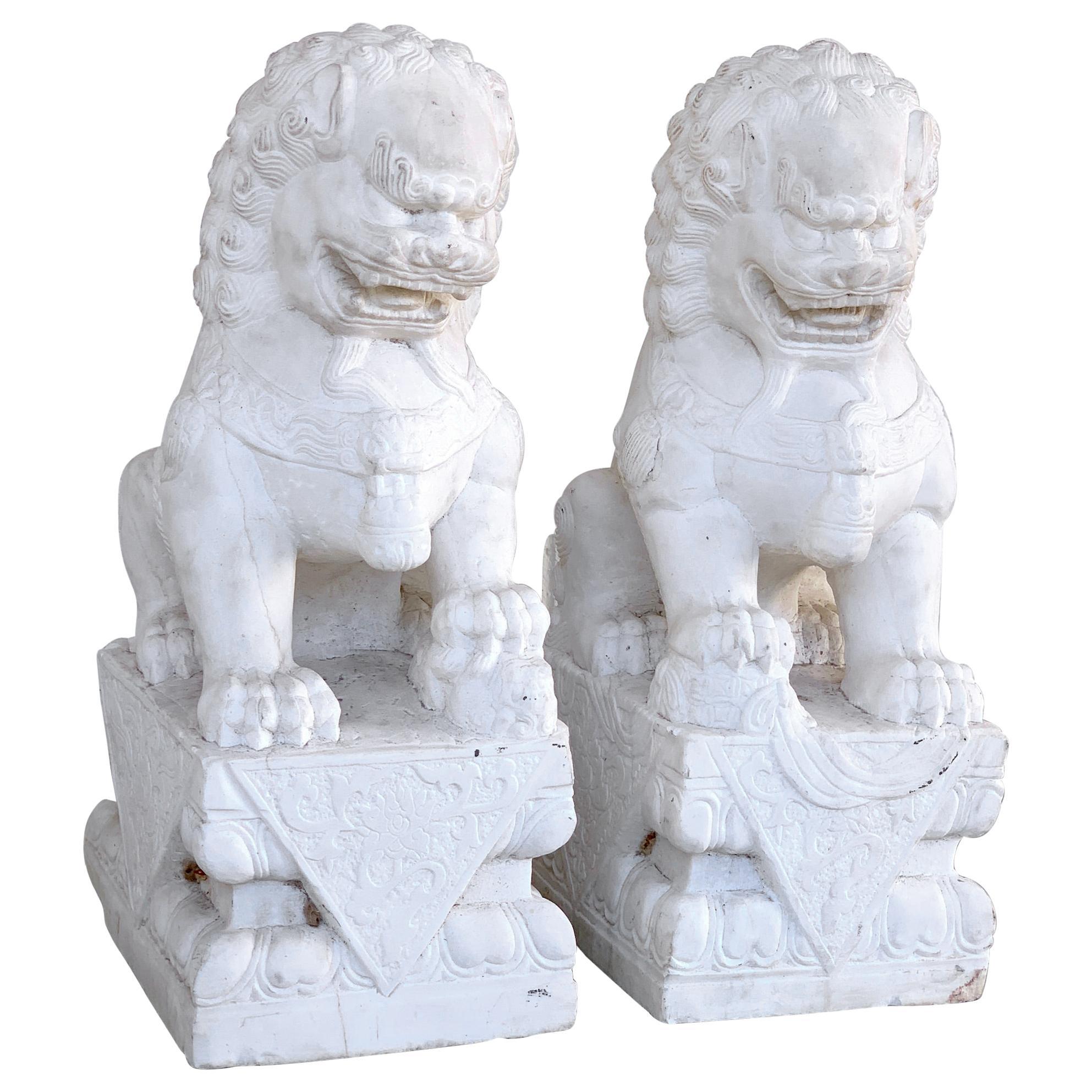 Paire de chiens Foo assis en marbre d'exportation chinoise