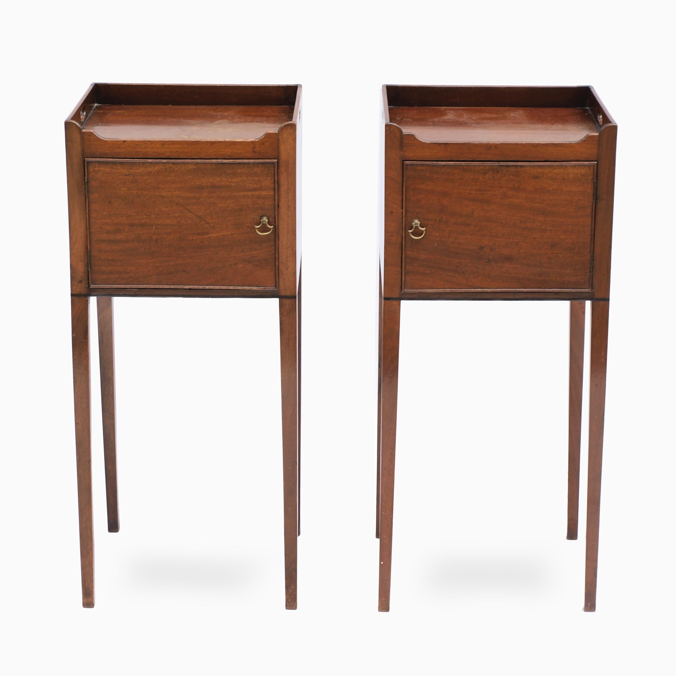 Fine Pair of Chippendale Period Mahogany Bedside Cabinets 5