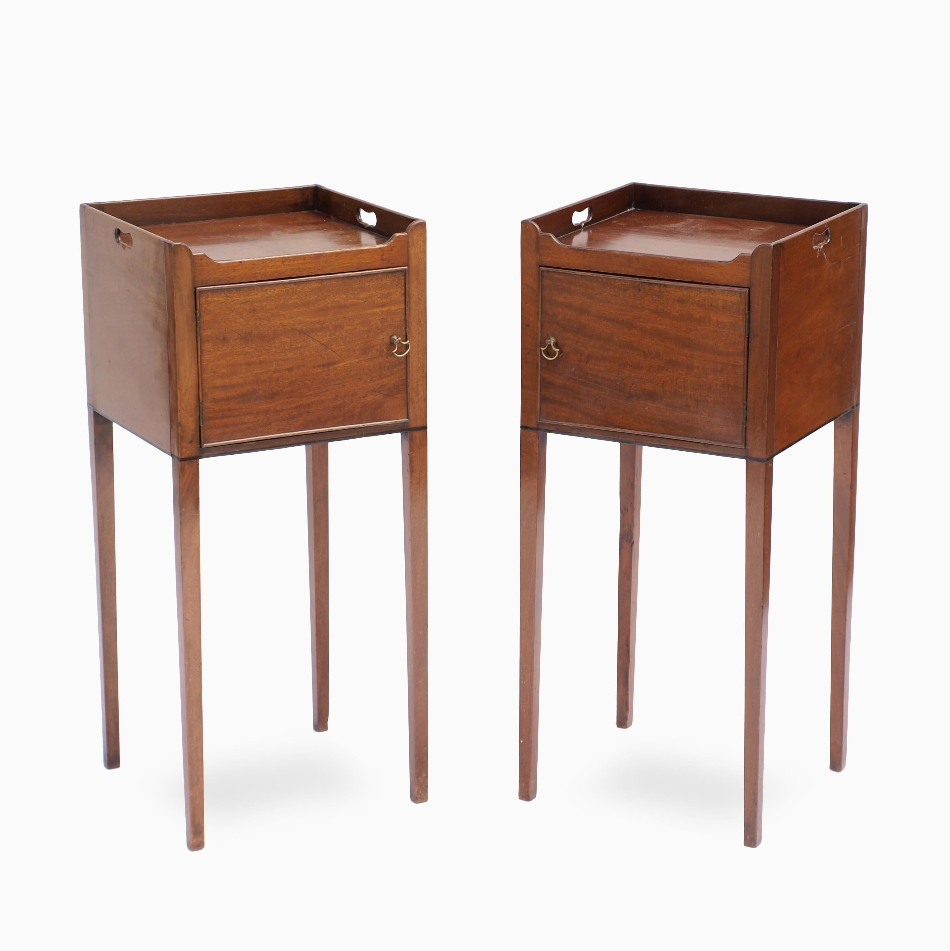 Fine Pair of Chippendale Period Mahogany Bedside Cabinets 12