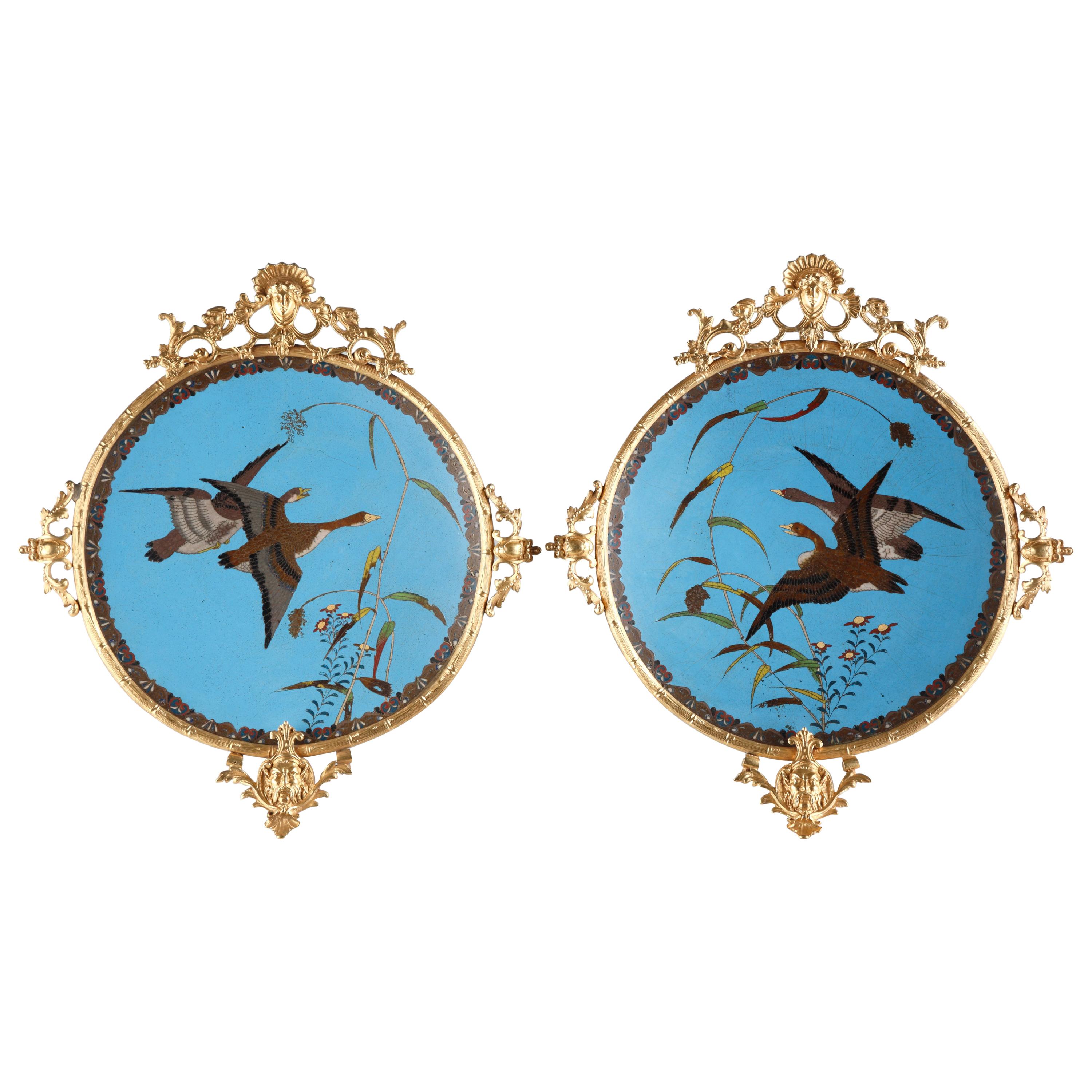 Raffinata coppia di piatti in smalto cloisonne attribuiti a A. Giroux, Francia, 1880 ca. in vendita