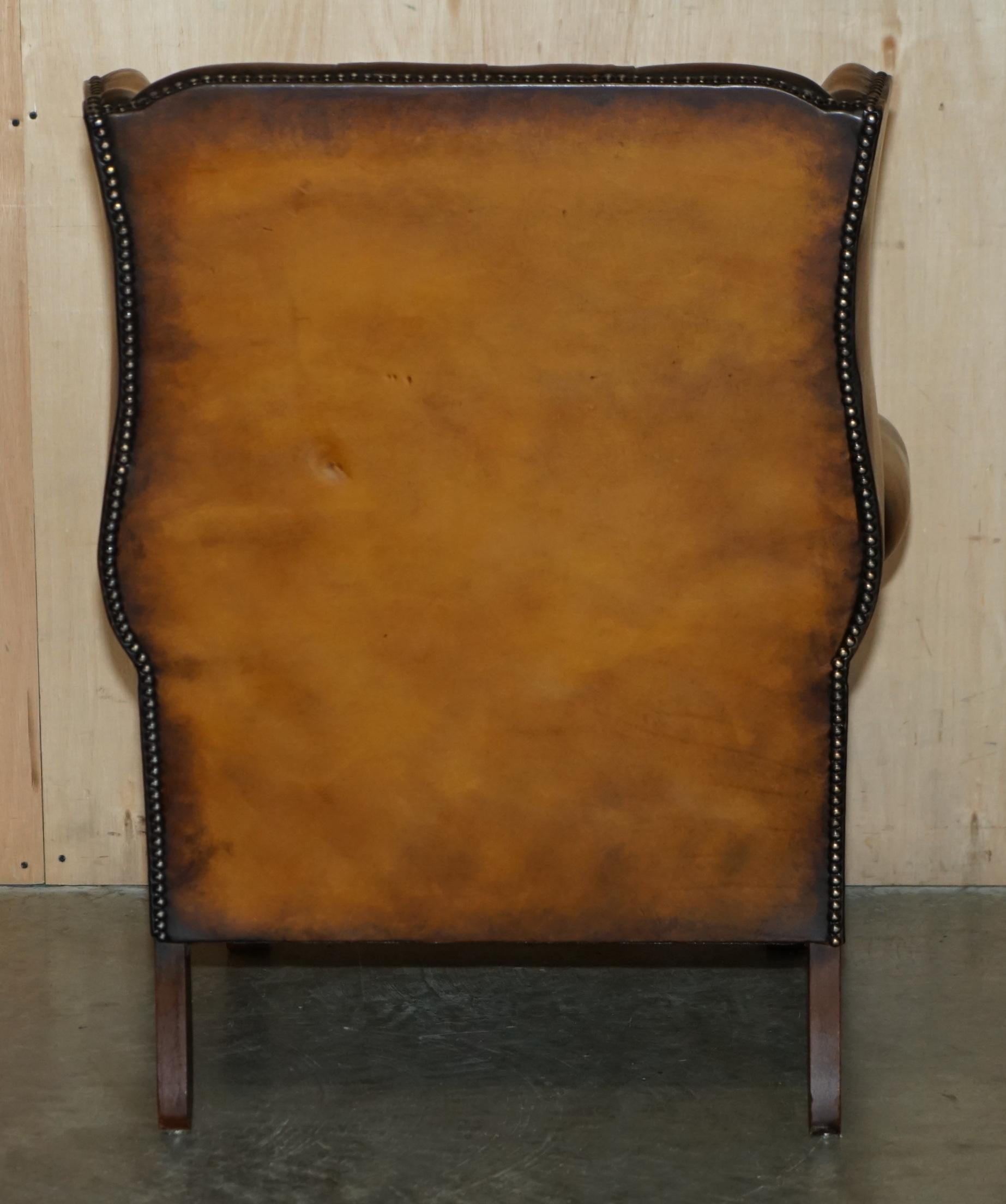 fino par de cómodos sillones de cuero marrón restaurados chesterfield con respaldo blando en venta 2
