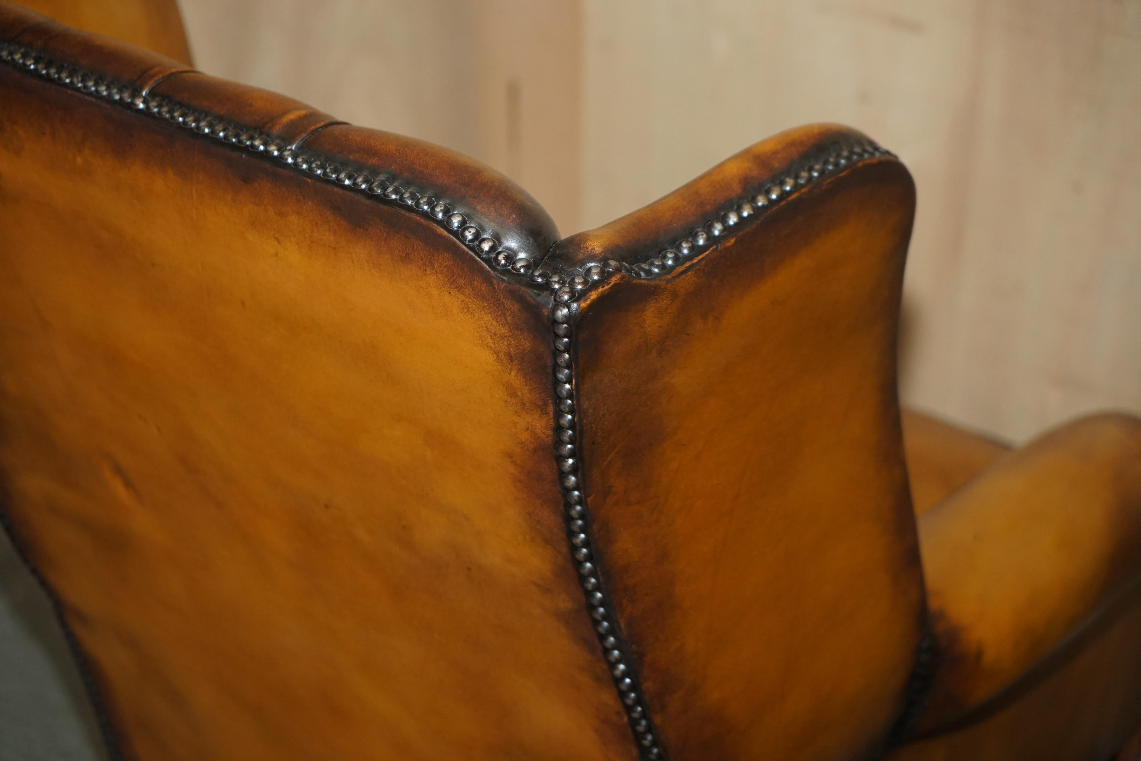fino par de cómodos sillones de cuero marrón restaurados chesterfield con respaldo blando en venta 3