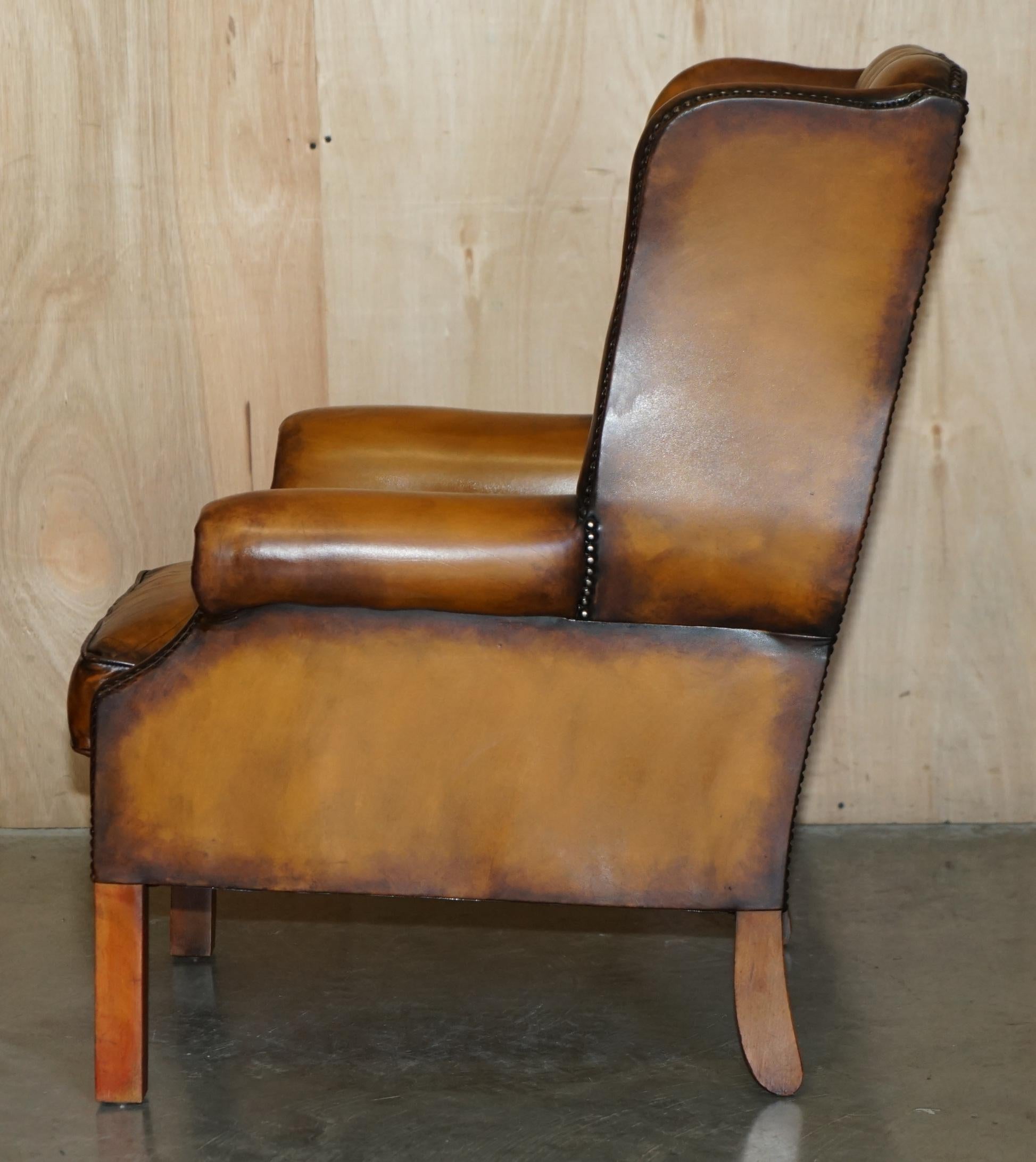 fino par de cómodos sillones de cuero marrón restaurados chesterfield con respaldo blando en venta 4