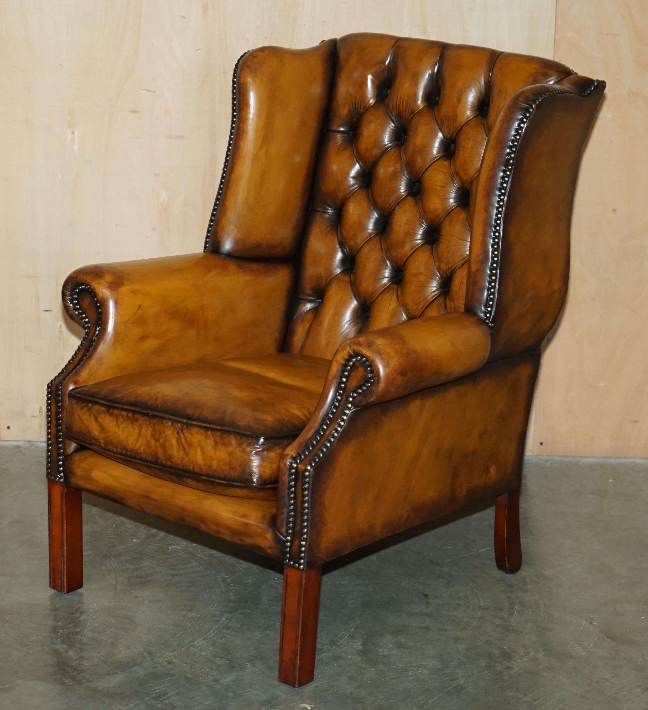 fino par de cómodos sillones de cuero marrón restaurados chesterfield con respaldo blando en venta 5