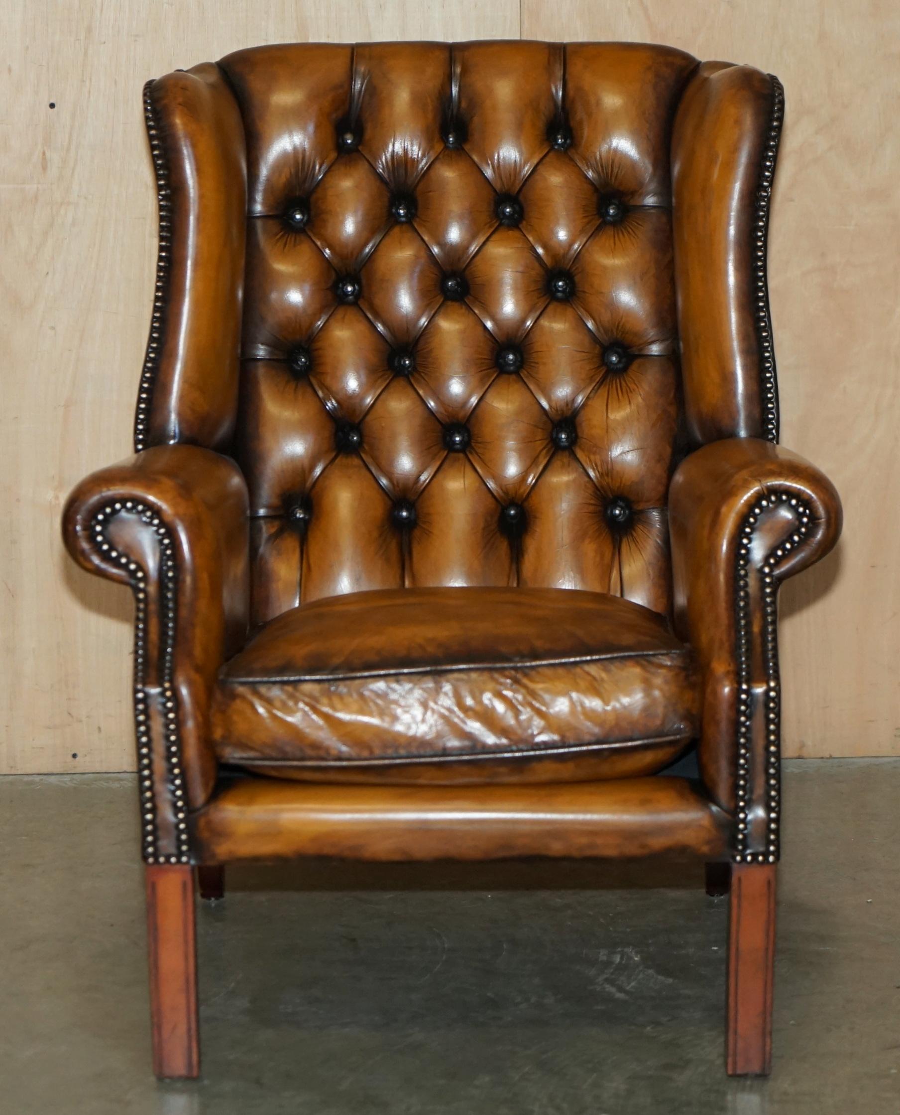 fino par de cómodos sillones de cuero marrón restaurados chesterfield con respaldo blando en venta 6