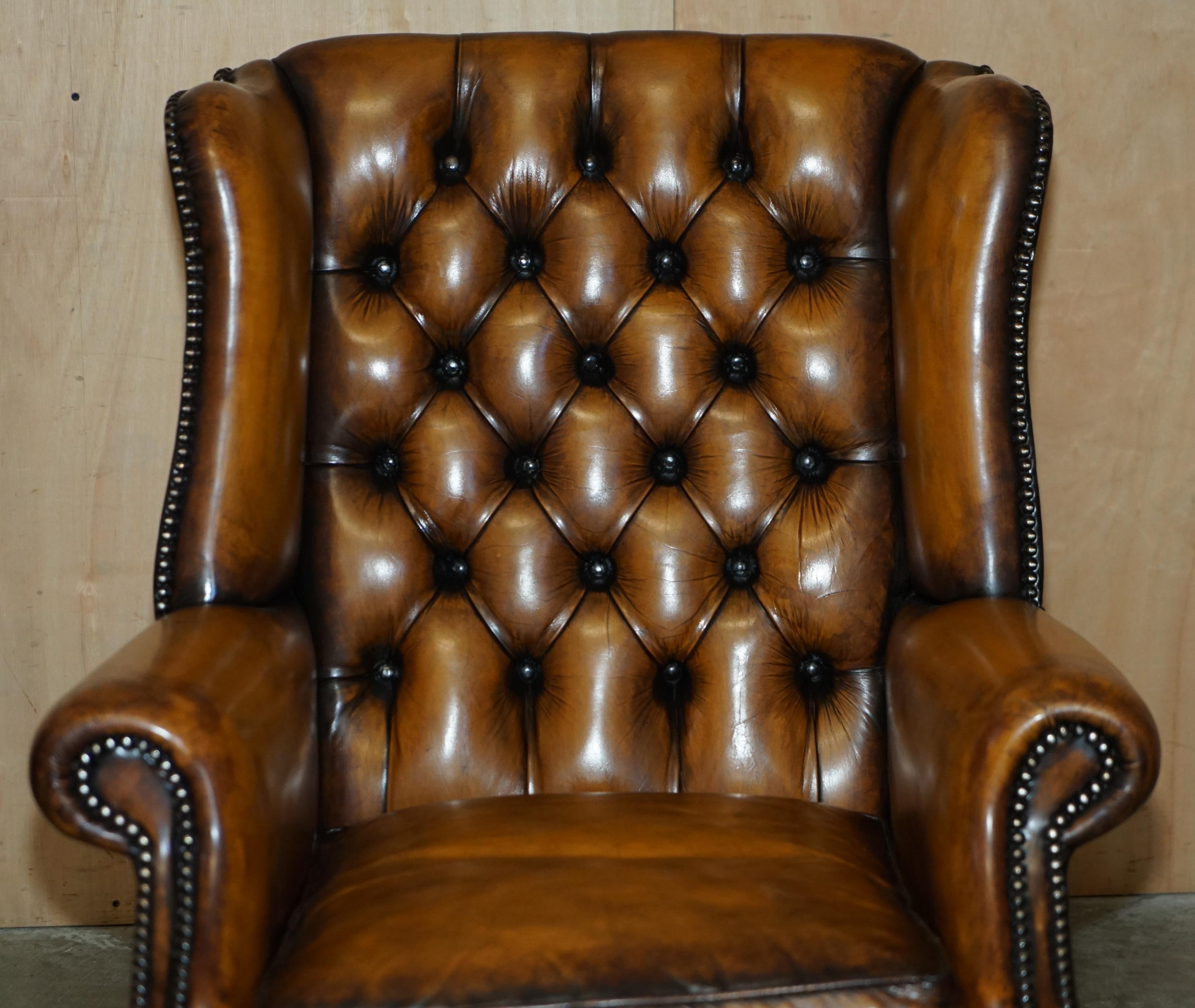 fino par de cómodos sillones de cuero marrón restaurados chesterfield con respaldo blando en venta 7