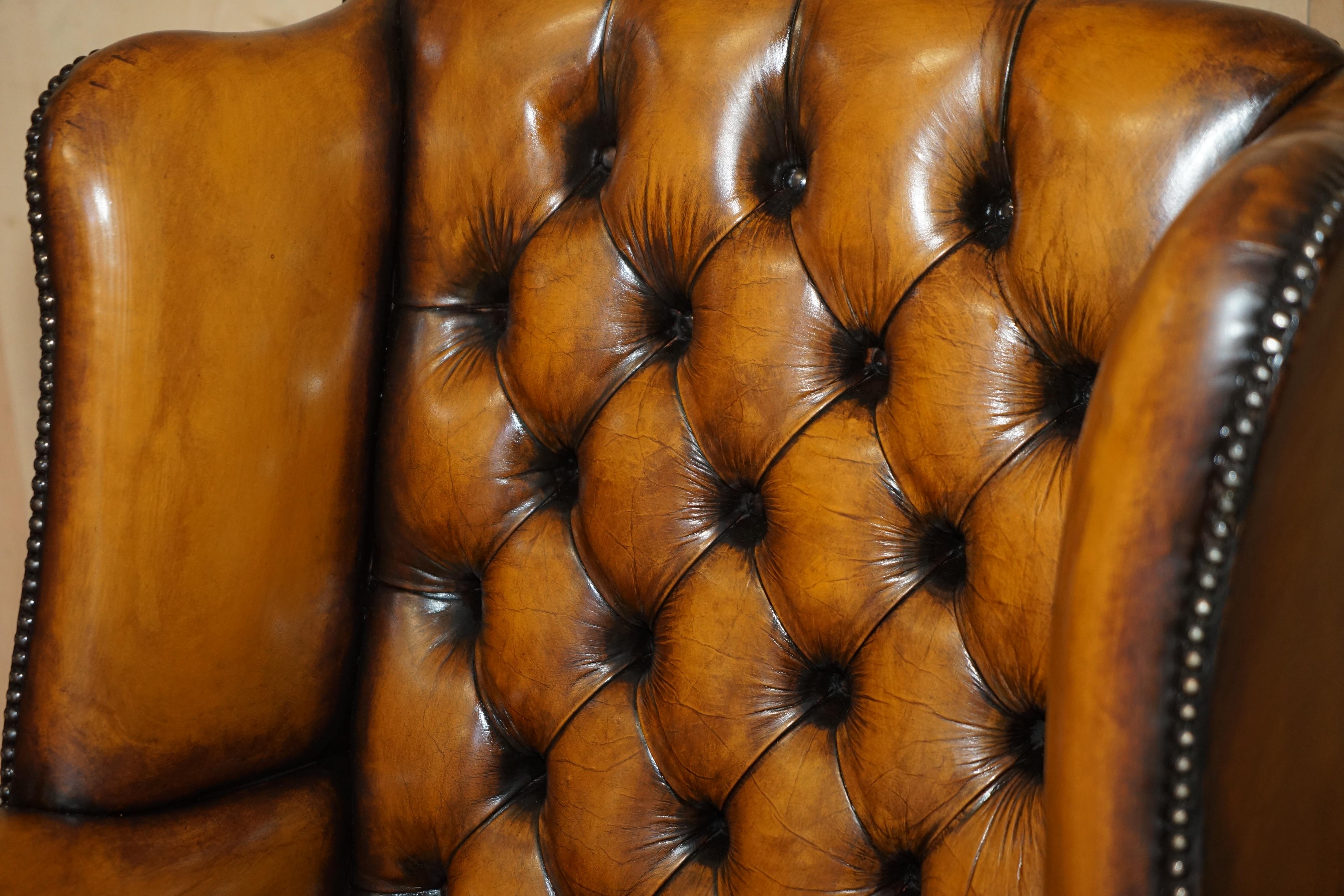 fino par de cómodos sillones de cuero marrón restaurados chesterfield con respaldo blando en venta 8