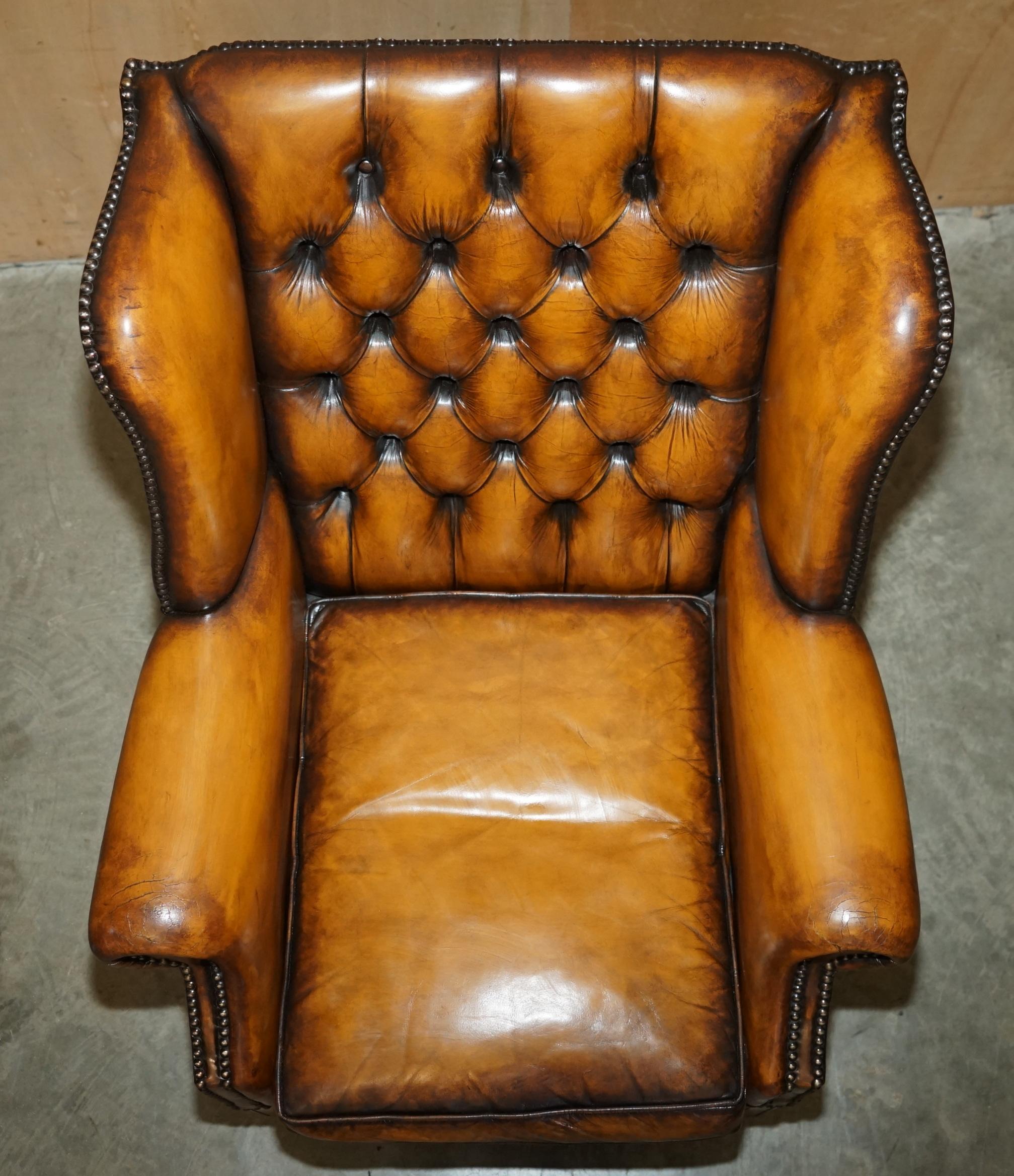 fino par de cómodos sillones de cuero marrón restaurados chesterfield con respaldo blando en venta 9