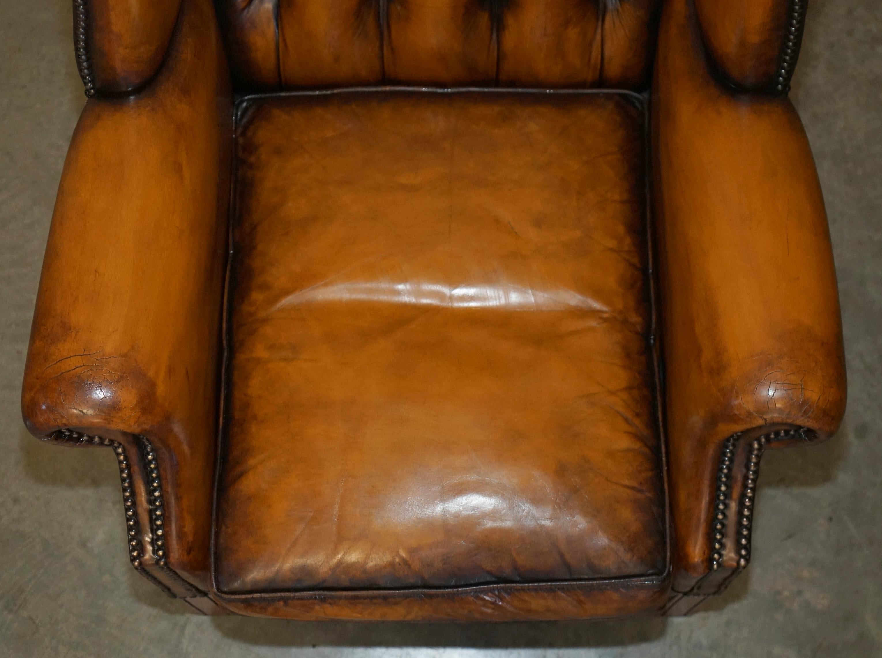 fino par de cómodos sillones de cuero marrón restaurados chesterfield con respaldo blando en venta 10