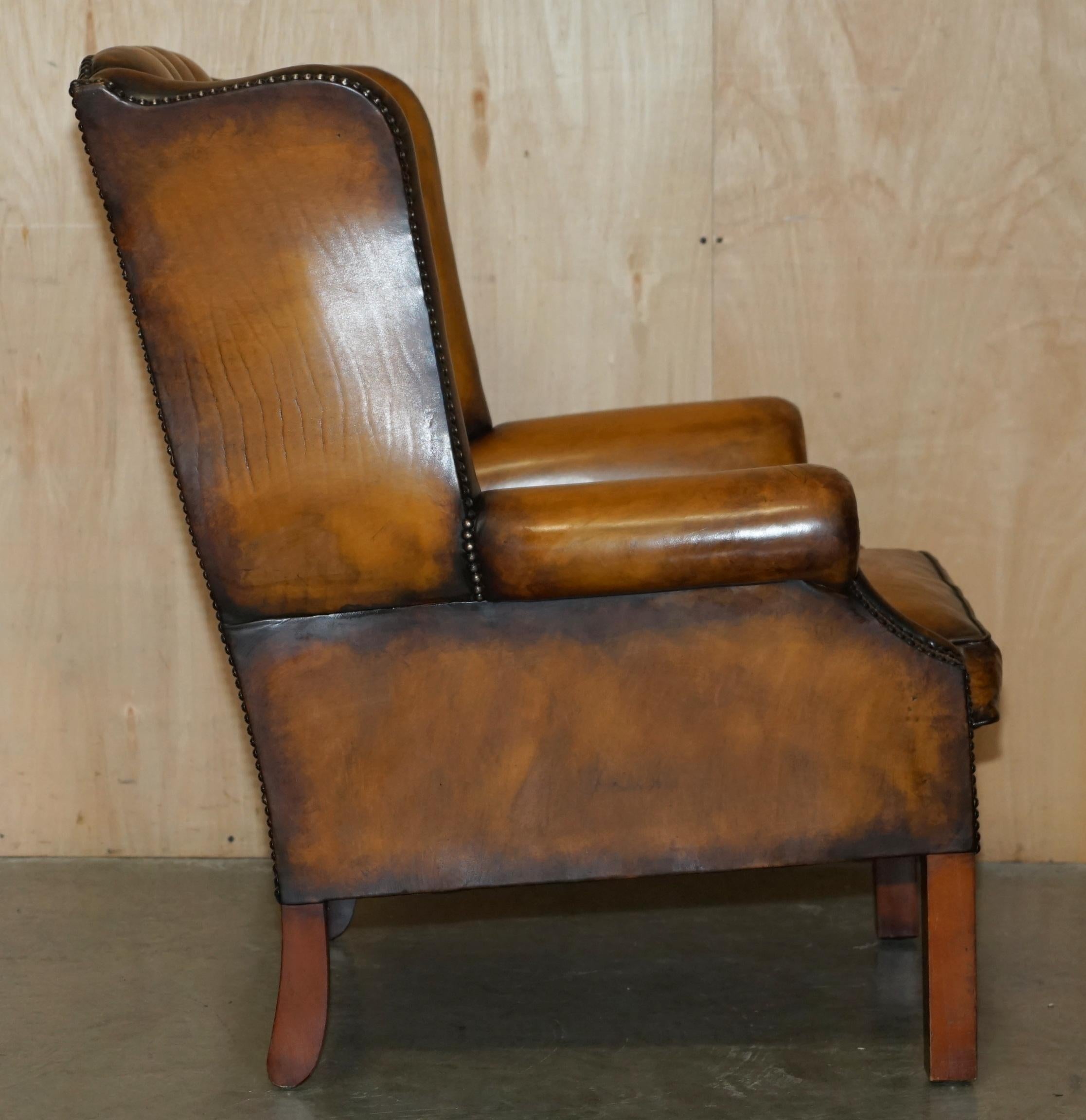 fino par de cómodos sillones de cuero marrón restaurados chesterfield con respaldo blando en venta 11