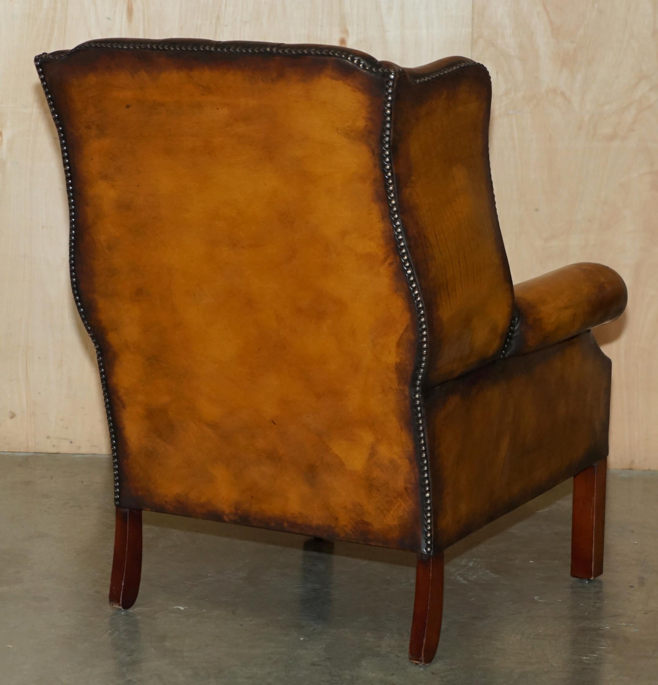 fino par de cómodos sillones de cuero marrón restaurados chesterfield con respaldo blando en venta 12