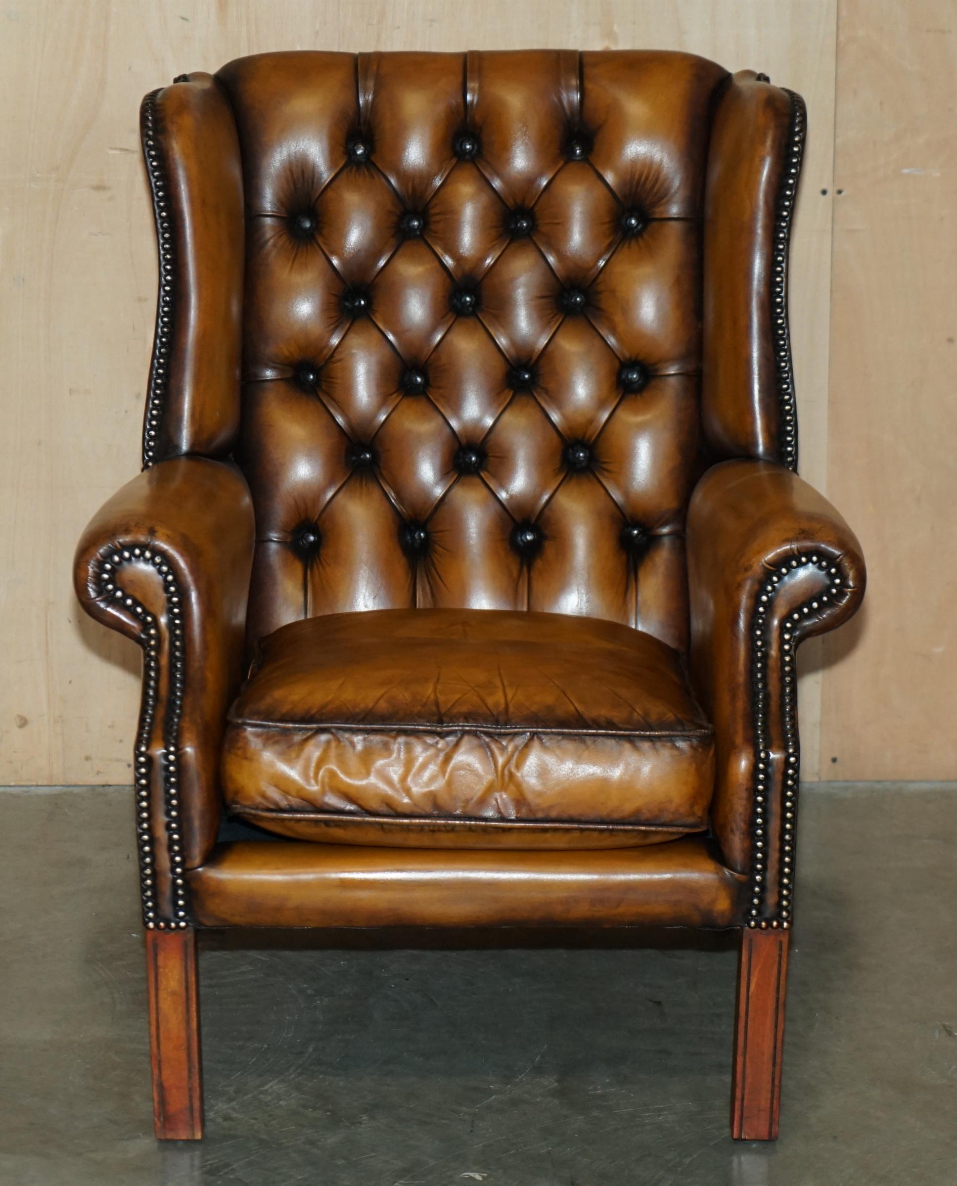 fino par de cómodos sillones de cuero marrón restaurados chesterfield con respaldo blando Chesterfield en venta