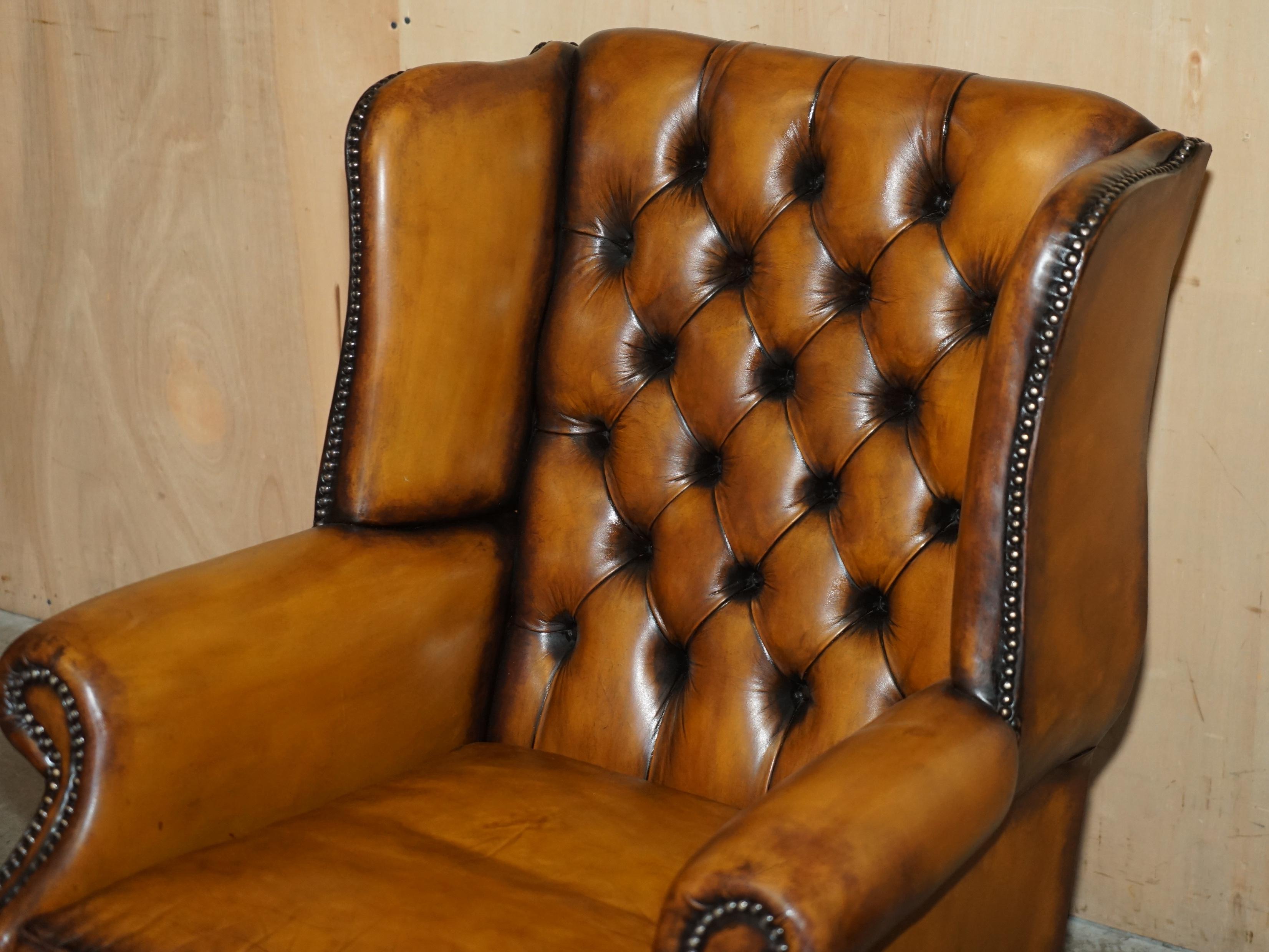 fino par de cómodos sillones de cuero marrón restaurados chesterfield con respaldo blando Inglés en venta