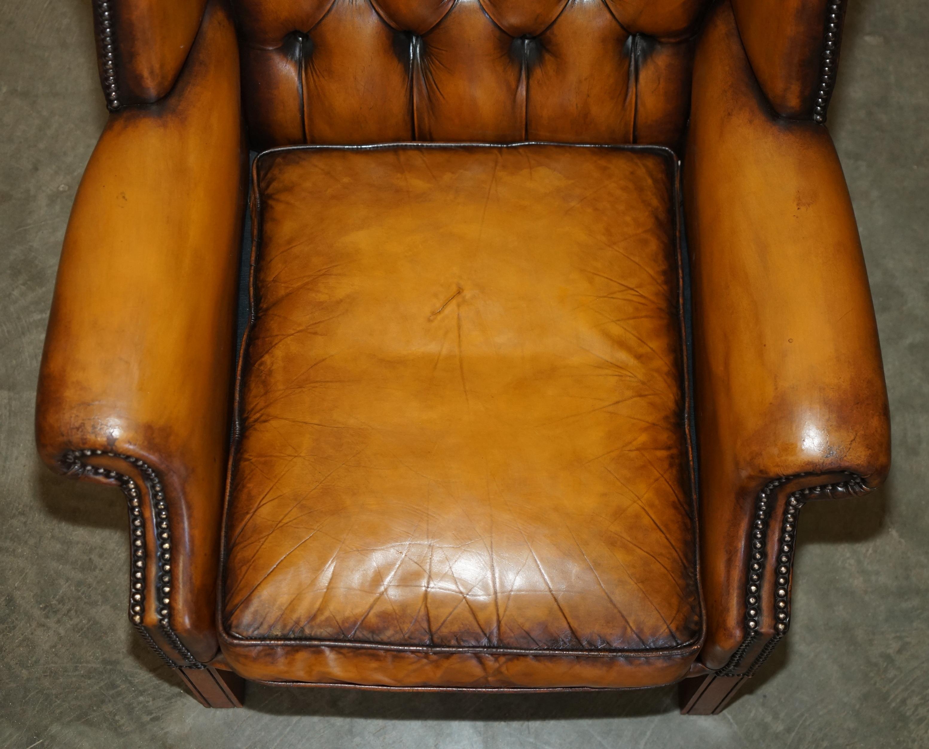 fino par de cómodos sillones de cuero marrón restaurados chesterfield con respaldo blando Hecho a mano en venta
