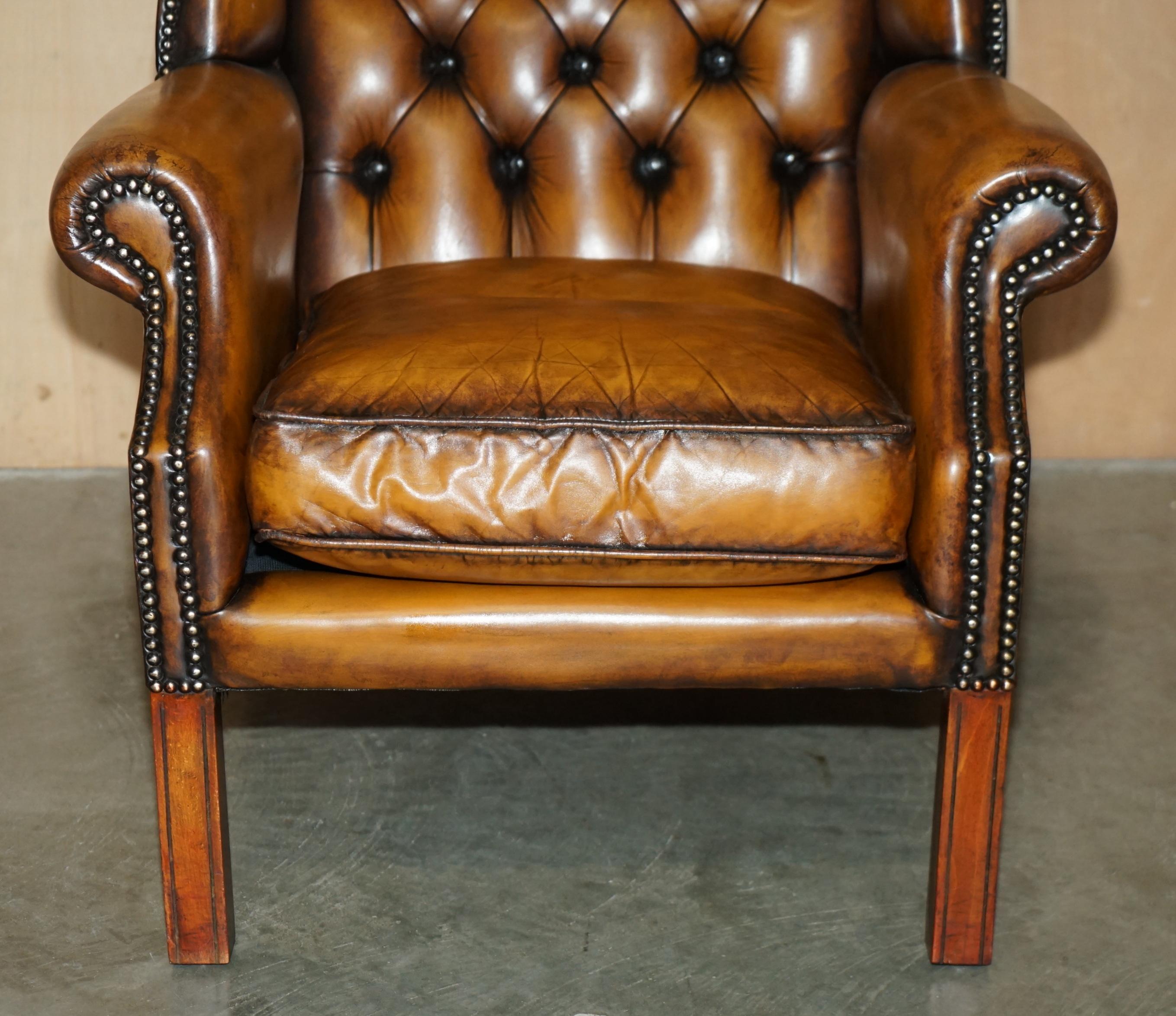 fino par de cómodos sillones de cuero marrón restaurados chesterfield con respaldo blando en Bueno estado para la venta en West Sussex, Pulborough