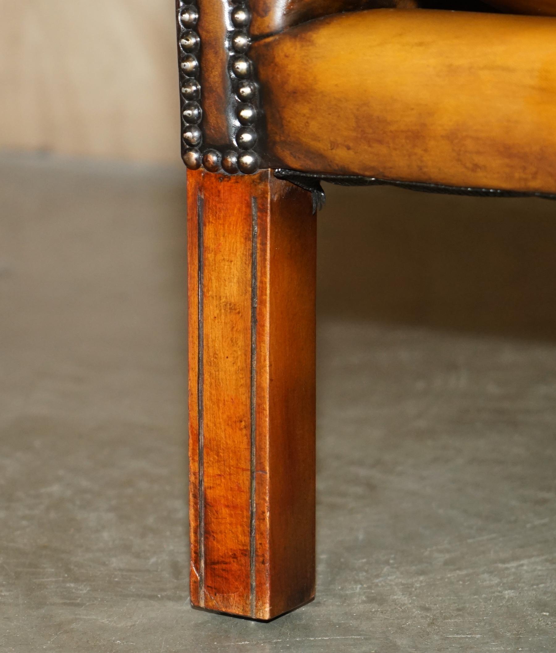 fino par de cómodos sillones de cuero marrón restaurados chesterfield con respaldo blando mediados del siglo XX en venta