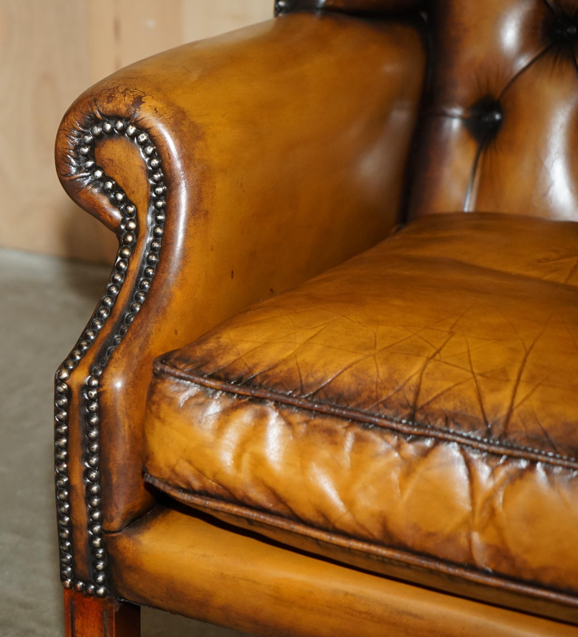 fino par de cómodos sillones de cuero marrón restaurados chesterfield con respaldo blando Cuero en venta