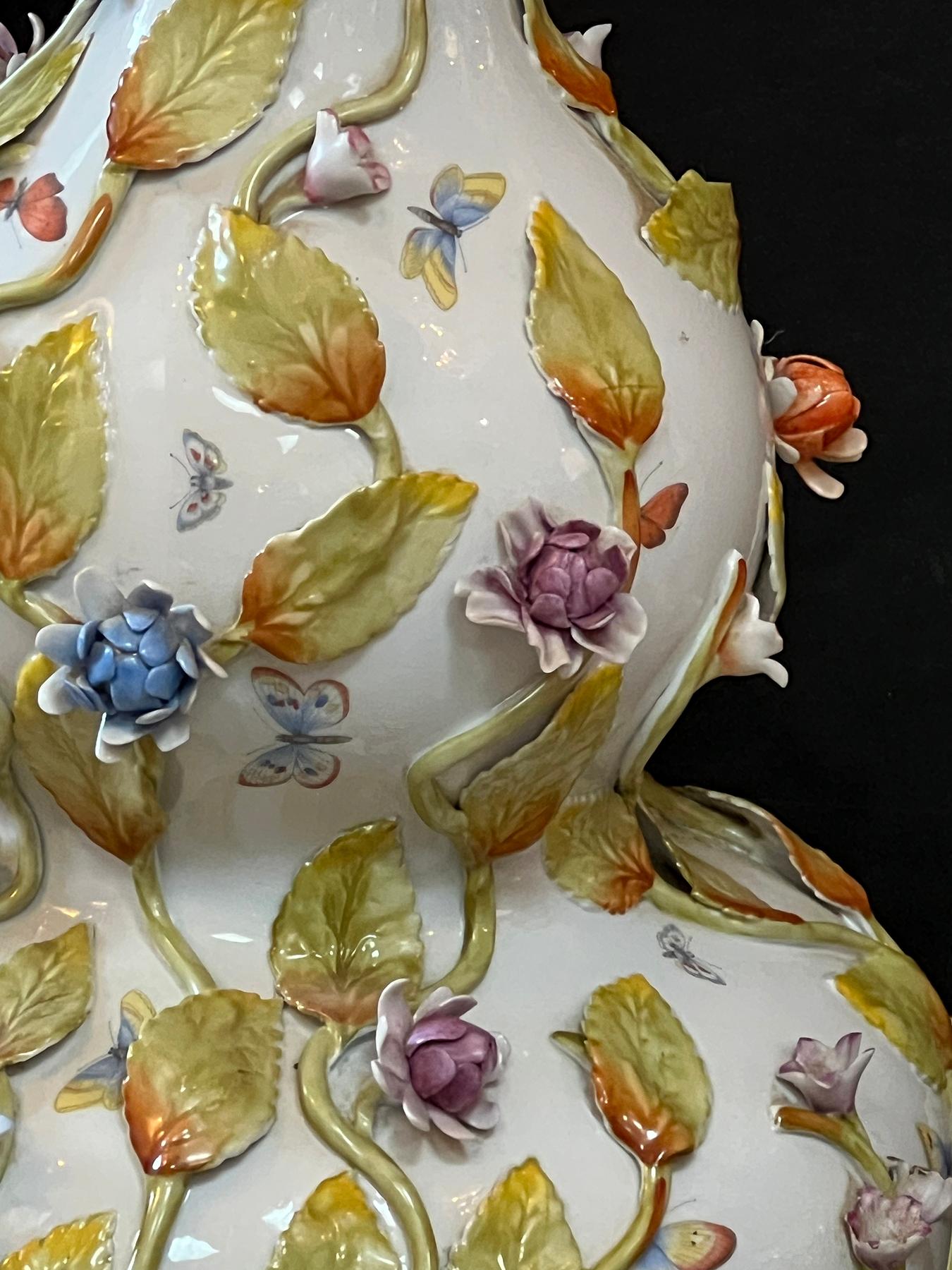Vernissé Paire de lampes continentales à double gourde avec vignes florales appliquées en vente