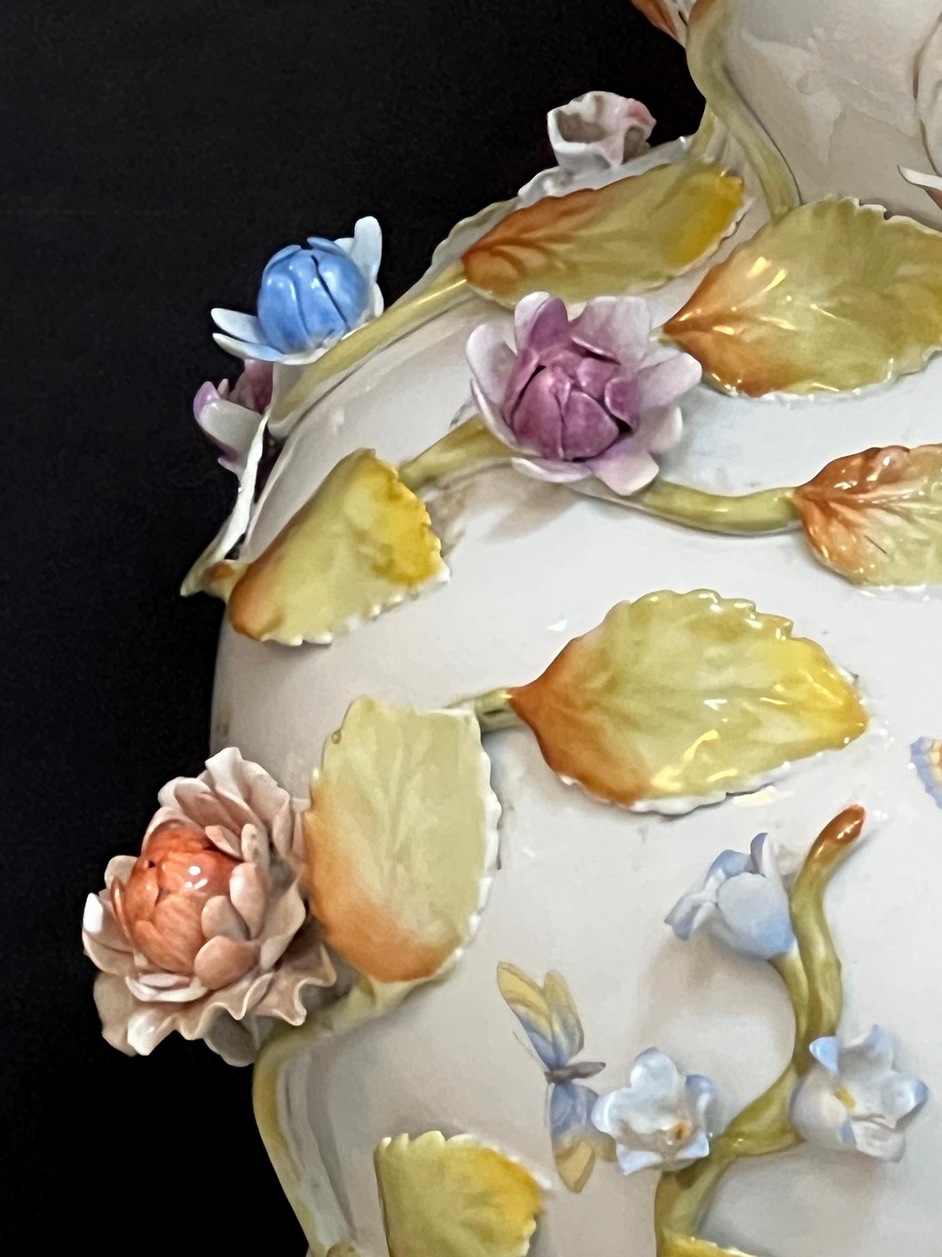 Paire de lampes continentales à double gourde avec vignes florales appliquées Bon état - En vente à San Francisco, CA