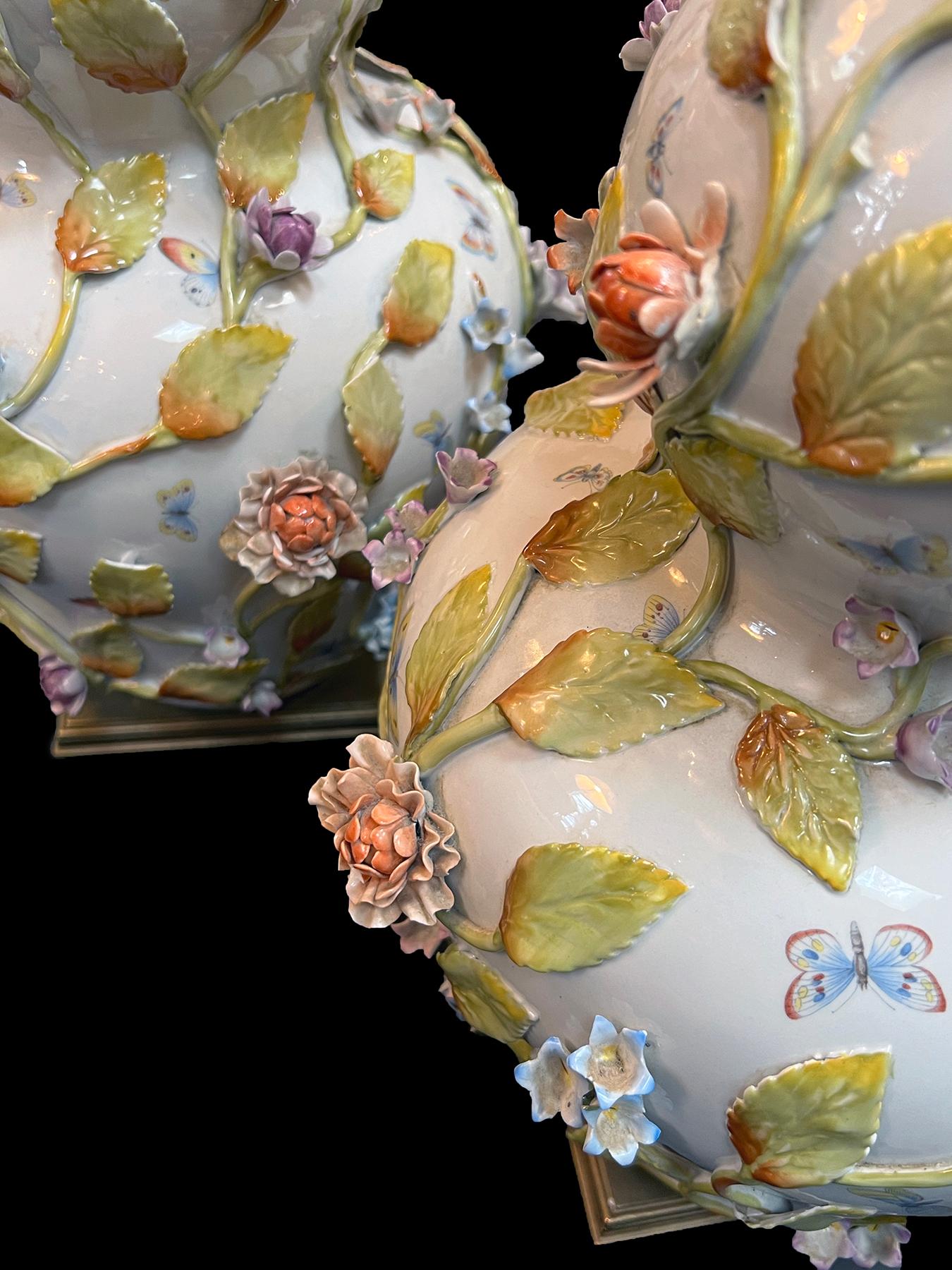 Milieu du XXe siècle Paire de lampes continentales à double gourde avec vignes florales appliquées en vente