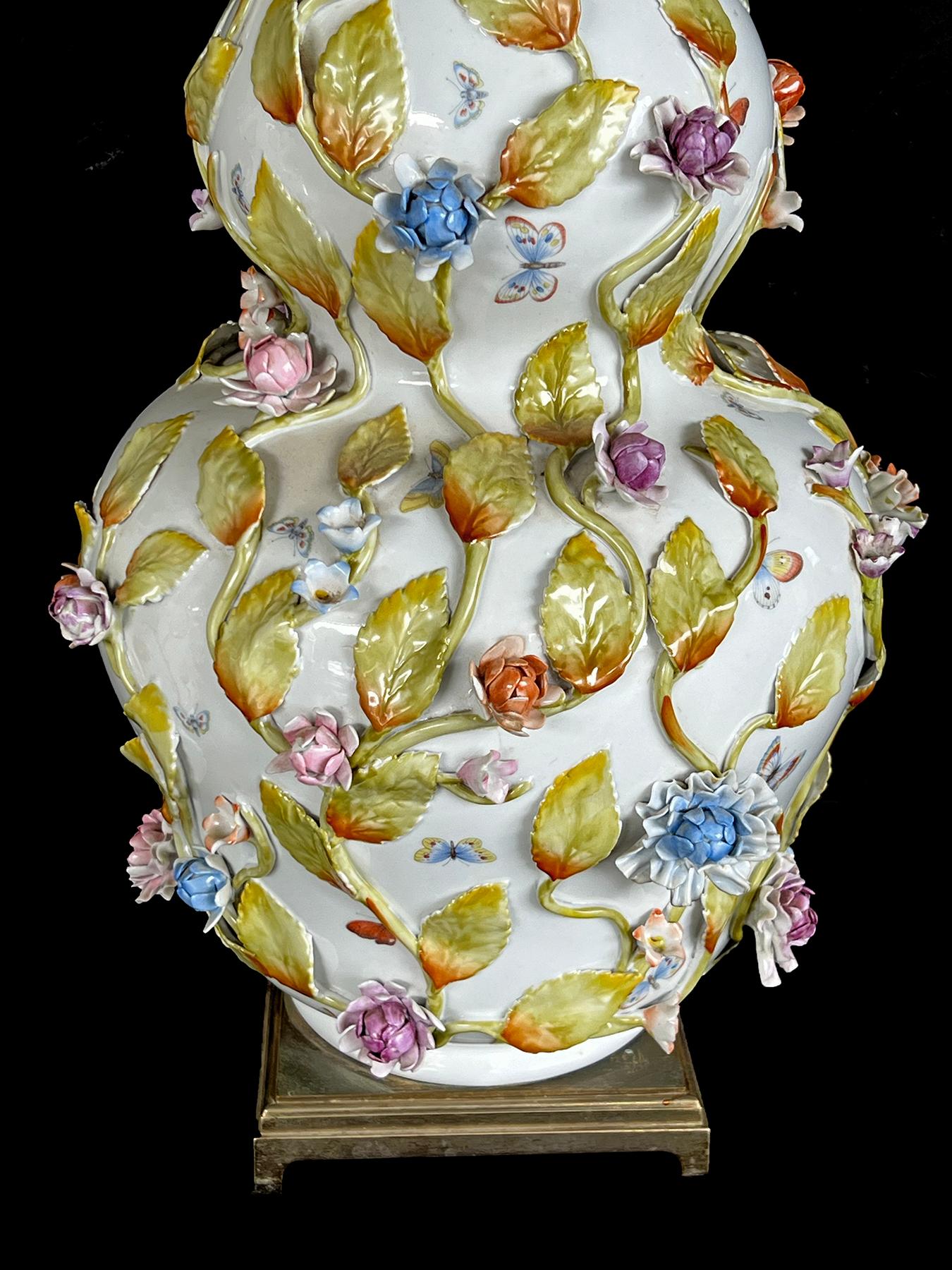 Porcelaine Paire de lampes continentales à double gourde avec vignes florales appliquées en vente