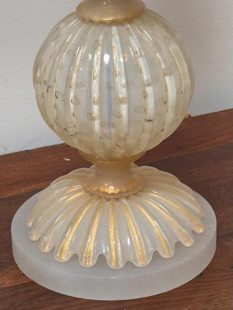 Pareja de lámparas de mesa de Murano, tonos crema y blanco. 1960, con bases de alabastro. 22 ¾