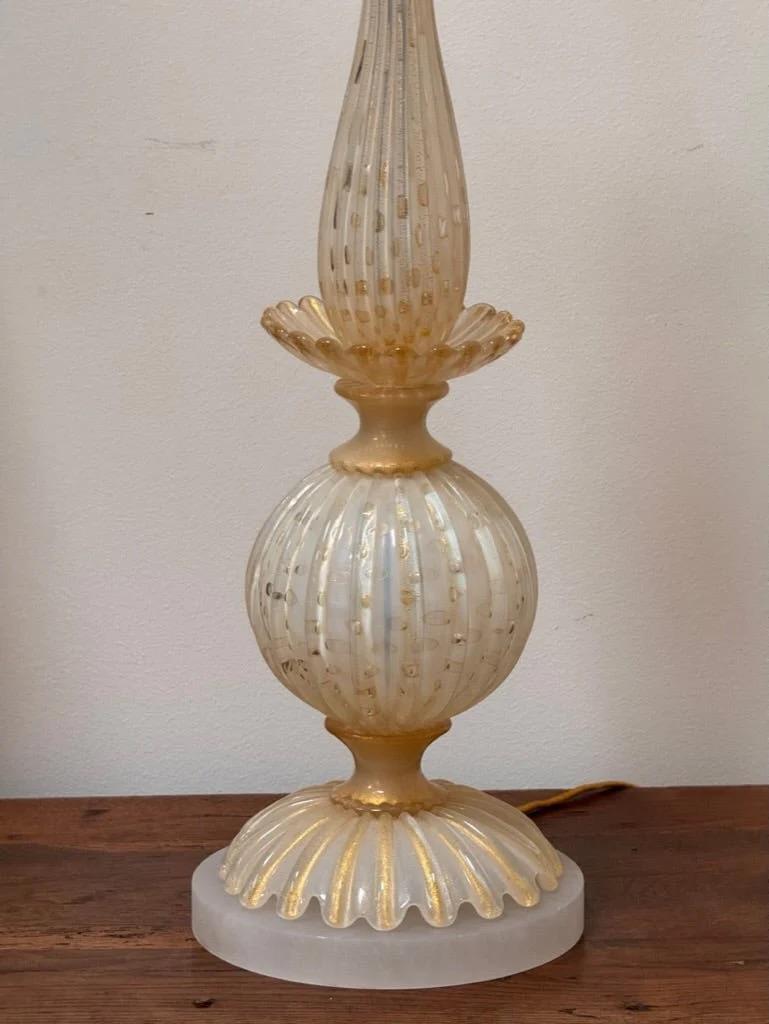 Fino par de lámparas de Murano Blanco Crema, c. 1960 en Bueno estado para la venta en Charlottesville, VA