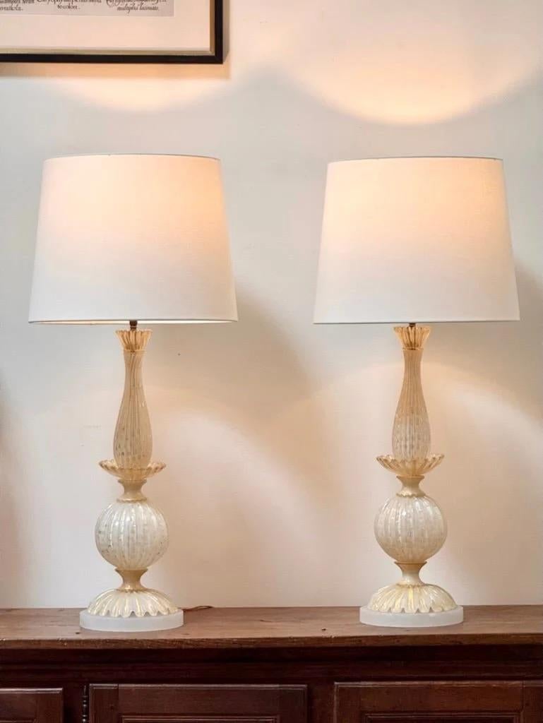 Fino par de lámparas de Murano Blanco Crema, c. 1960 en venta 1