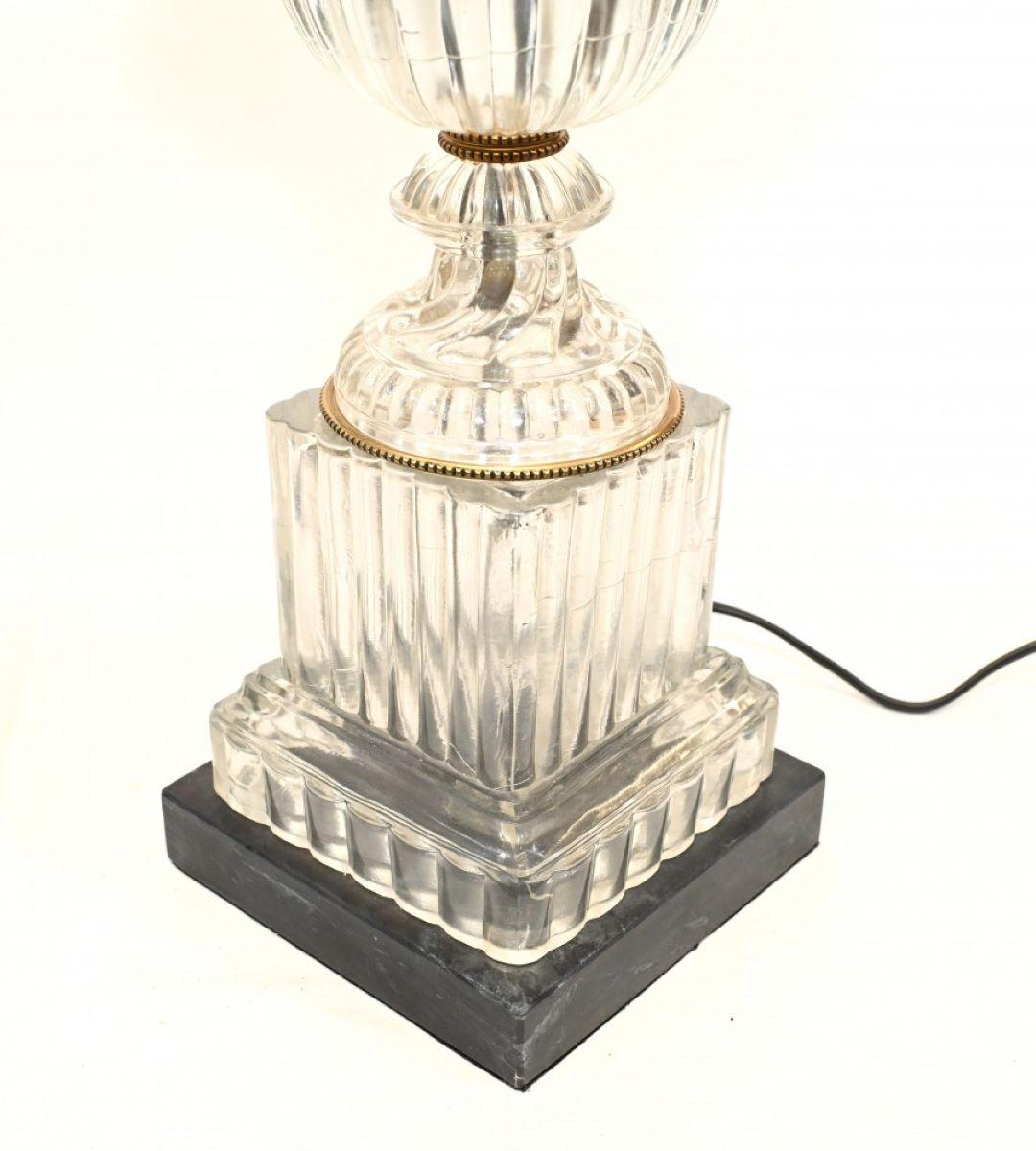 Autre Paire de lampes de bureau en forme d'urne en cristal en vente
